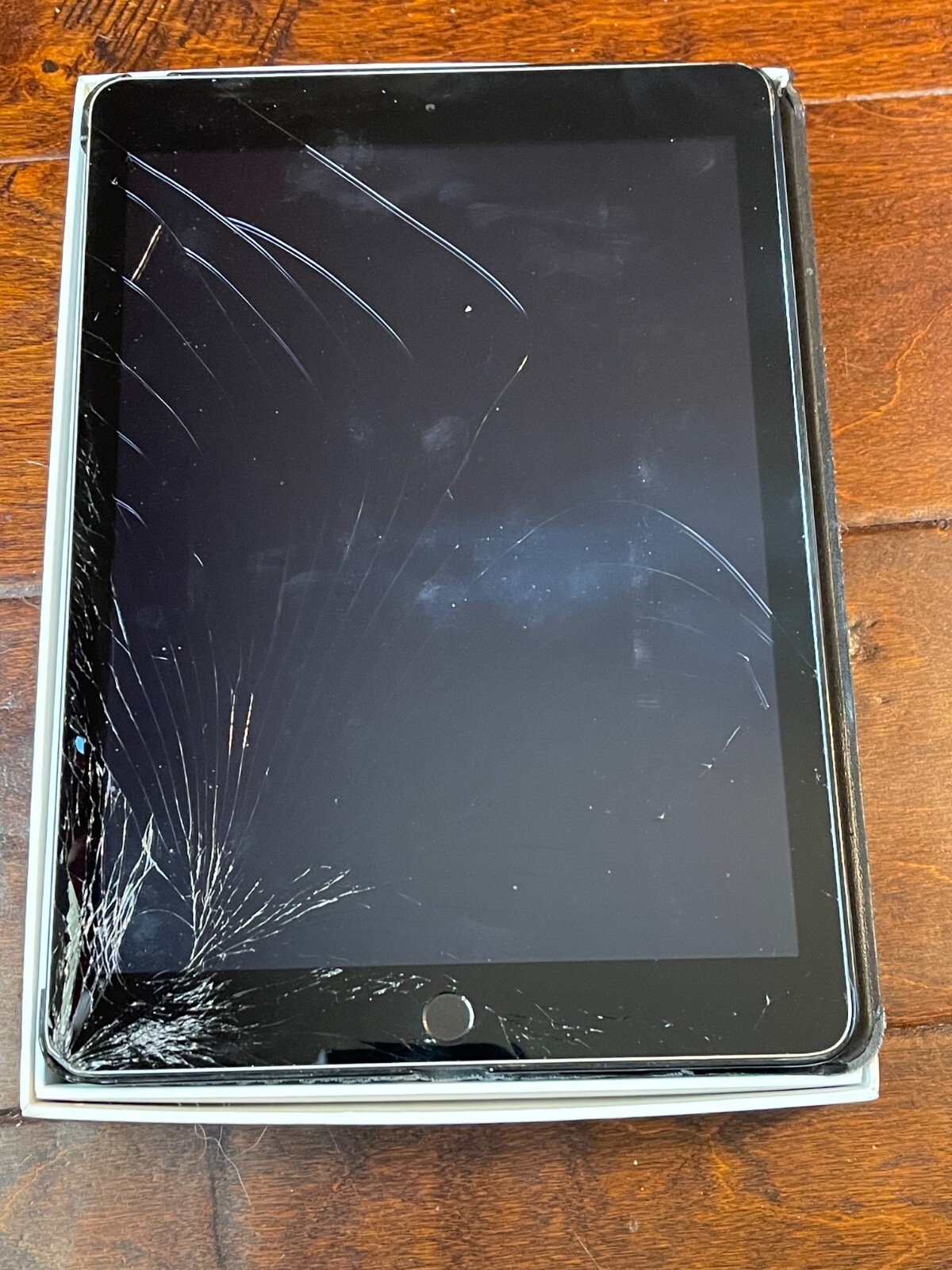 I-Pad 9.7″ 5th Gen WiFi 32GB Silver/Black – Used