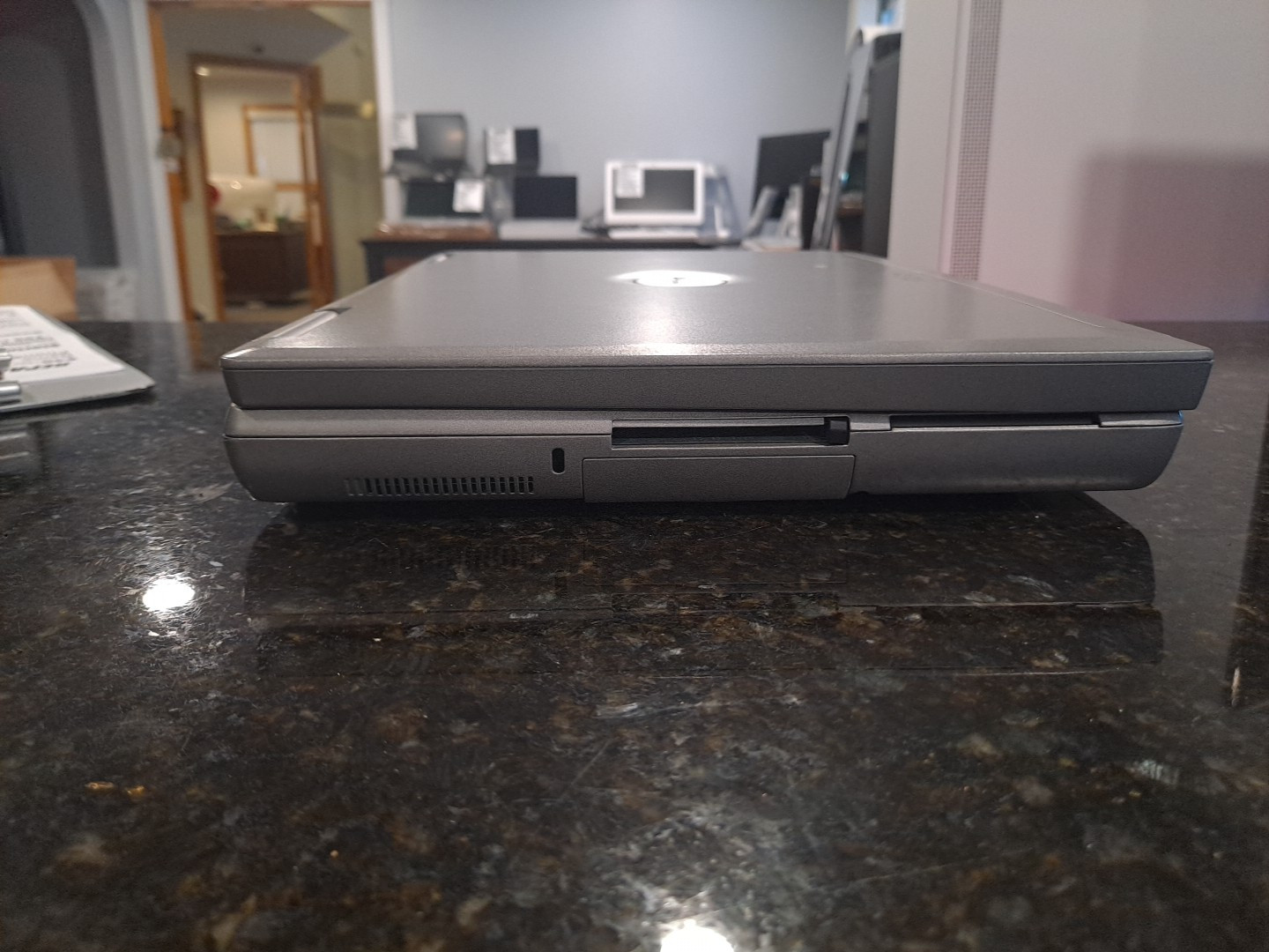 Dell Latitude D810 15″ Laptop Intel Pentium -BOOTS TO BIOS
