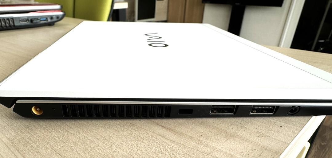 Vaio 11.6 Inch Laptop PC VJS112C12N RAM: 4GB SSD: 256GB Windows 10 Pro Core i3