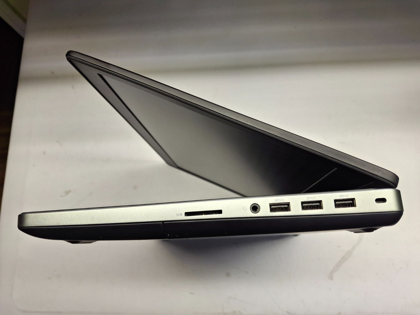 Dell Precision 7520 15.6″ FHD i7-7820HQ 2.90GHz 16GB 256GB SSD Quadro M2200