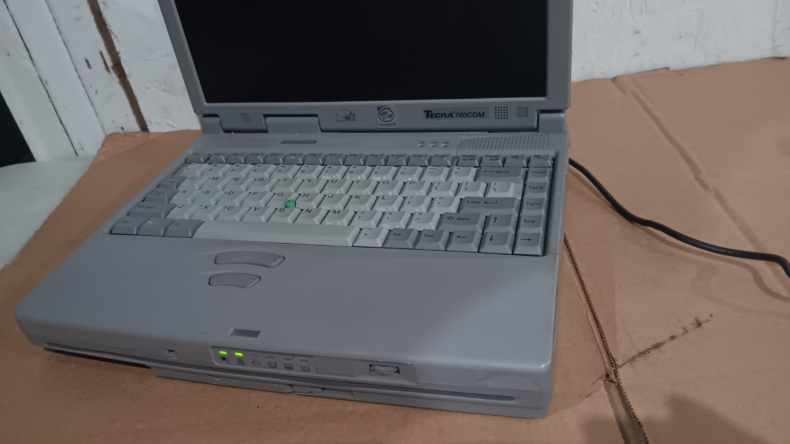 Vintage Retro Toshiba Tecra 780CDM Laptop Intel P2 @ 266 MHz 13.3″ LCD Screen CD