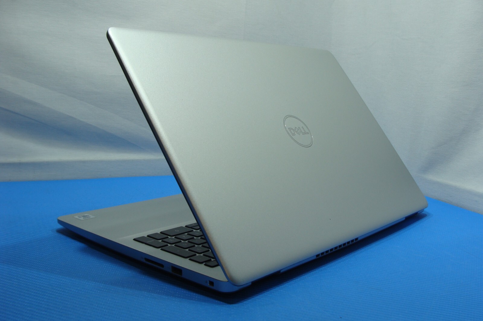 DELL Inspiron 5593 15.6″ FHD Intel i7-1065G7 1.3GHZ 16GB RAM 512GB SSD +Charger