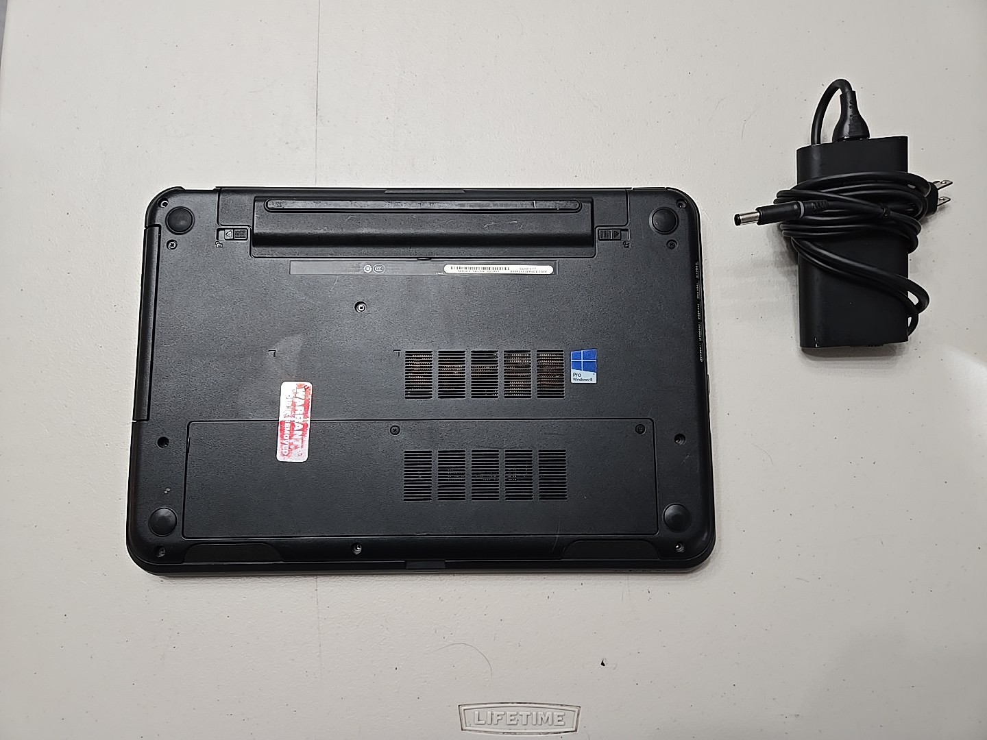 Dell Latitude 3540 15.6″ With Charger 4GB