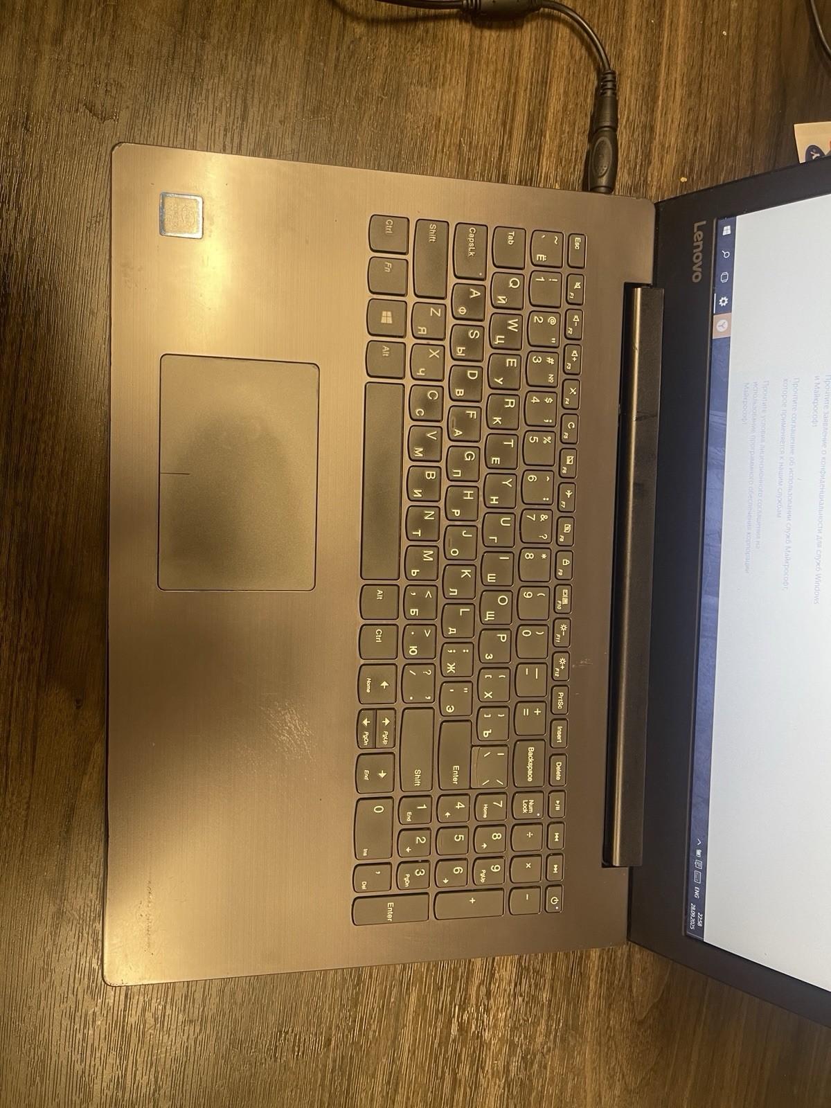Lenovo Intel Core i3-7100 CPU. Version 1511