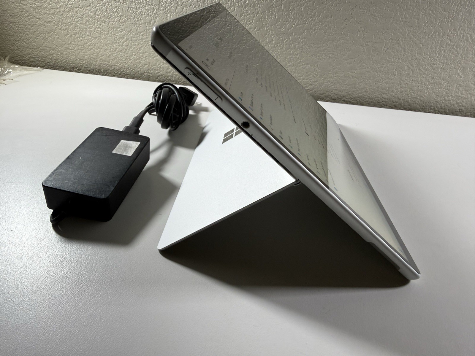 Microsoft Surface Pro 8 (1982) i5-1145G7 – 16GB RAM – 256GB 120Hz – Win 11 Pro