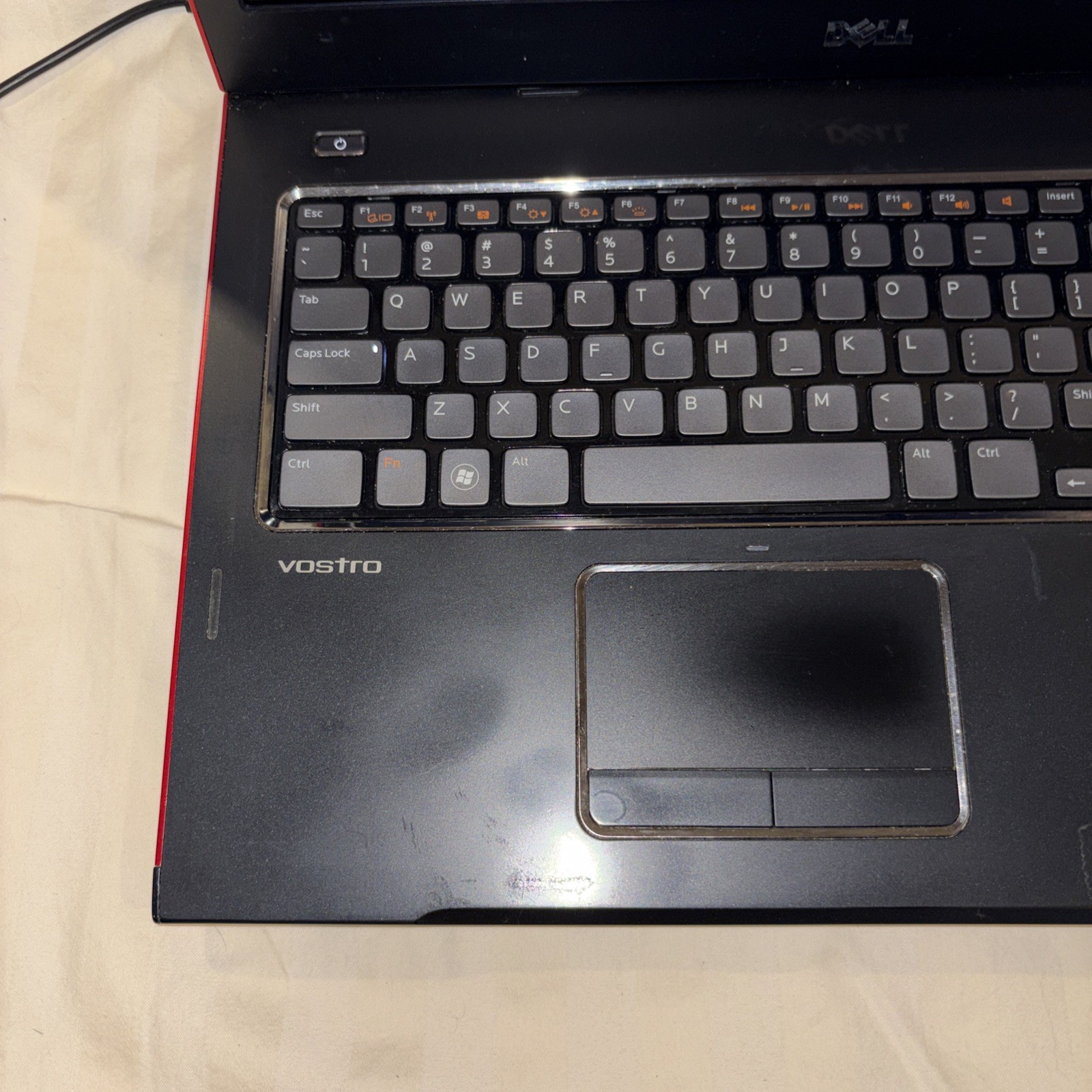 Dell Vostro 3750 – 17.3″ Intel i5-2410M 2.30GHz 8GB RAM – no hdd – boots to bios