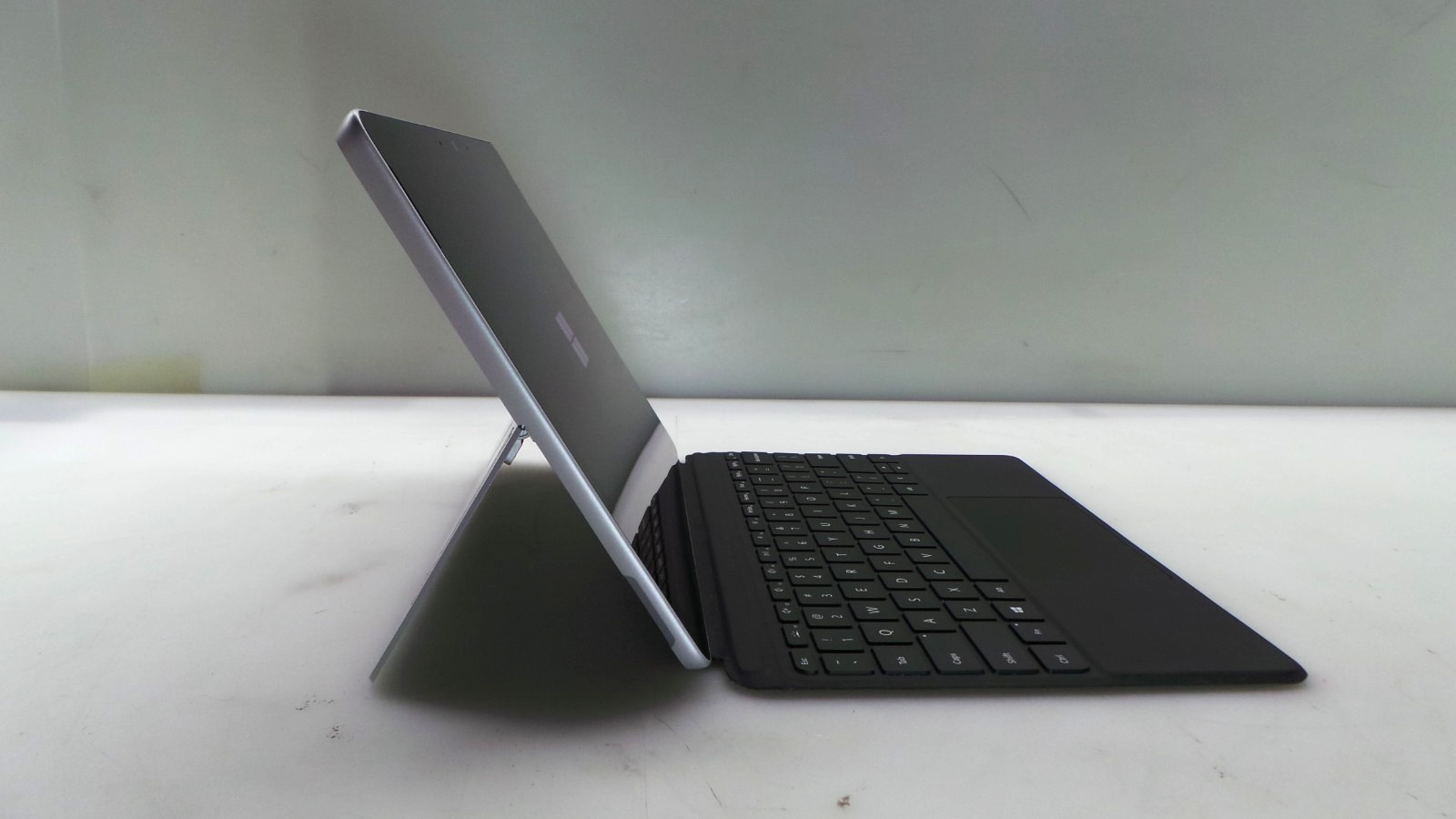 Microsoft Surface Go 2 10.5″ Pentium 4425Y 1.70GHz 4GB RAM 64GB SSD WIN 10 PRO