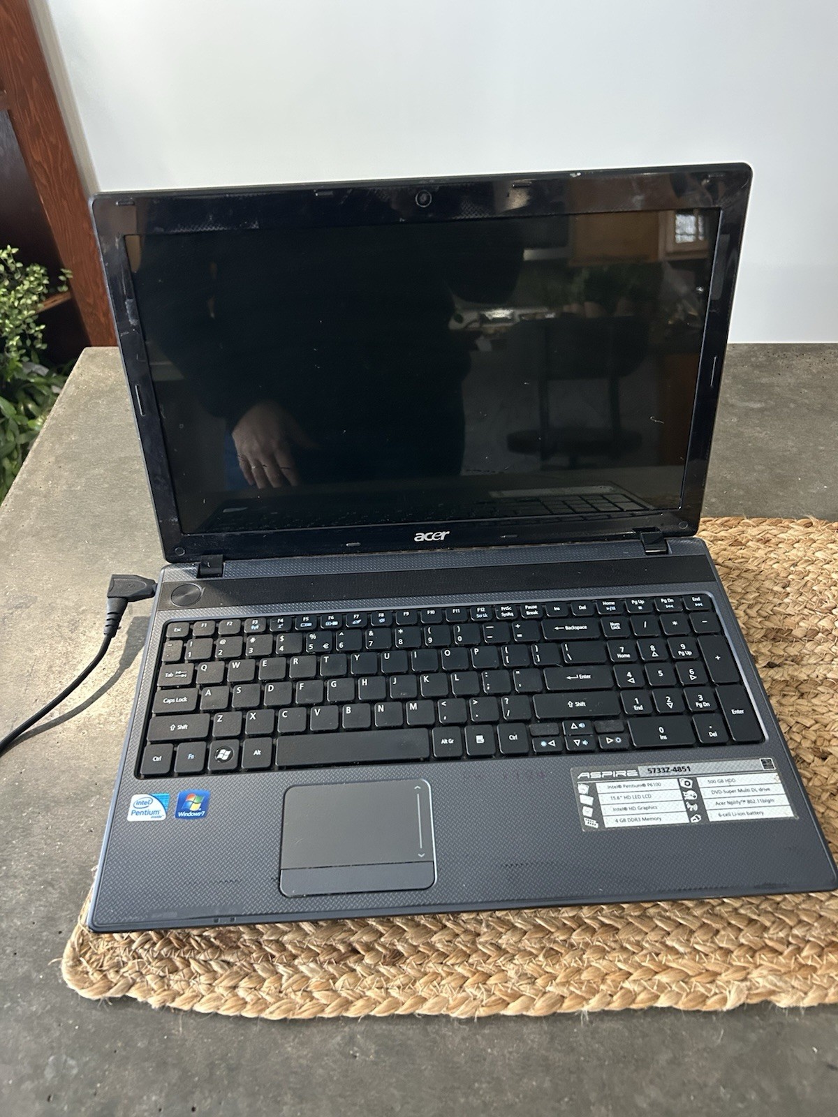 Acer Aspire 5733Z-4851 Laptop No Battery Or Charger Works