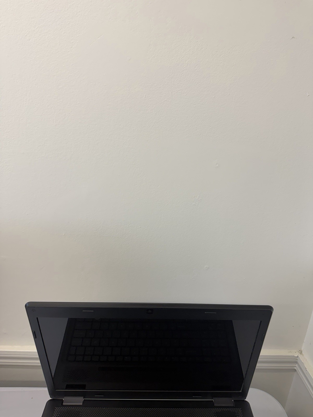 Nobilis N4047 Laptop – Screen Leaking Light – Intel Pentium P6200 – Read Des