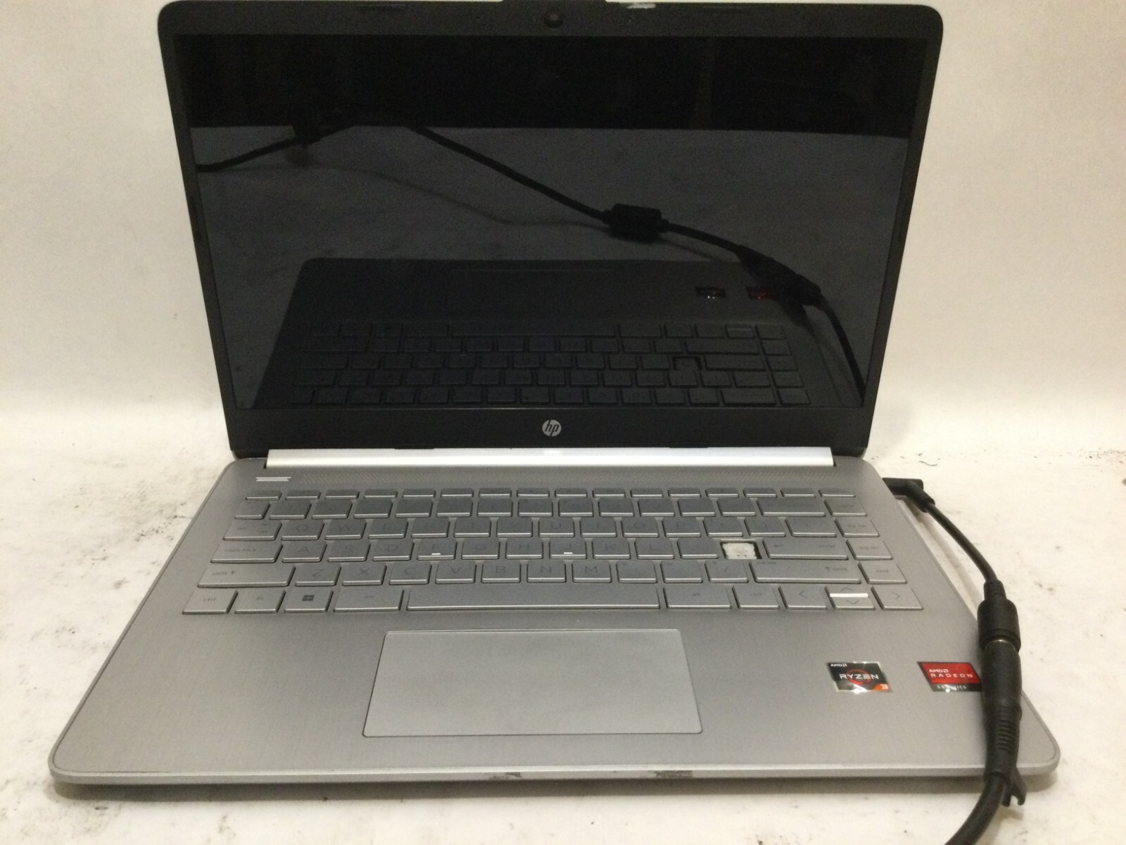 HP ProBook 14-fq0110wm 14″ / AMD Ryzen 3 UNKNOWN SPECS / (CRACKED!) MR