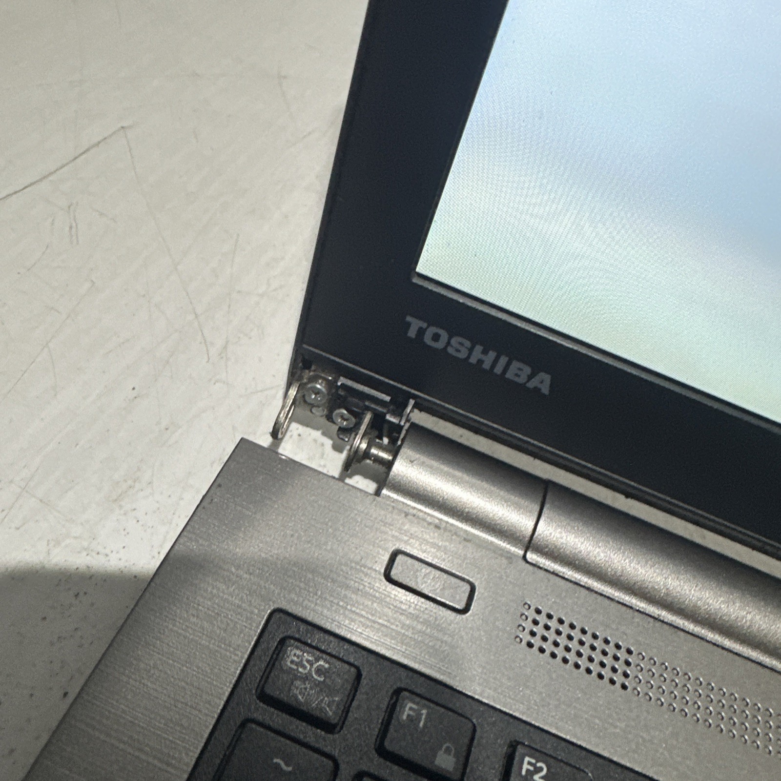 Toshiba Tecra Z50-C 15″ Laptop i7-6600u 4gb Ram No Drives Boots Bios