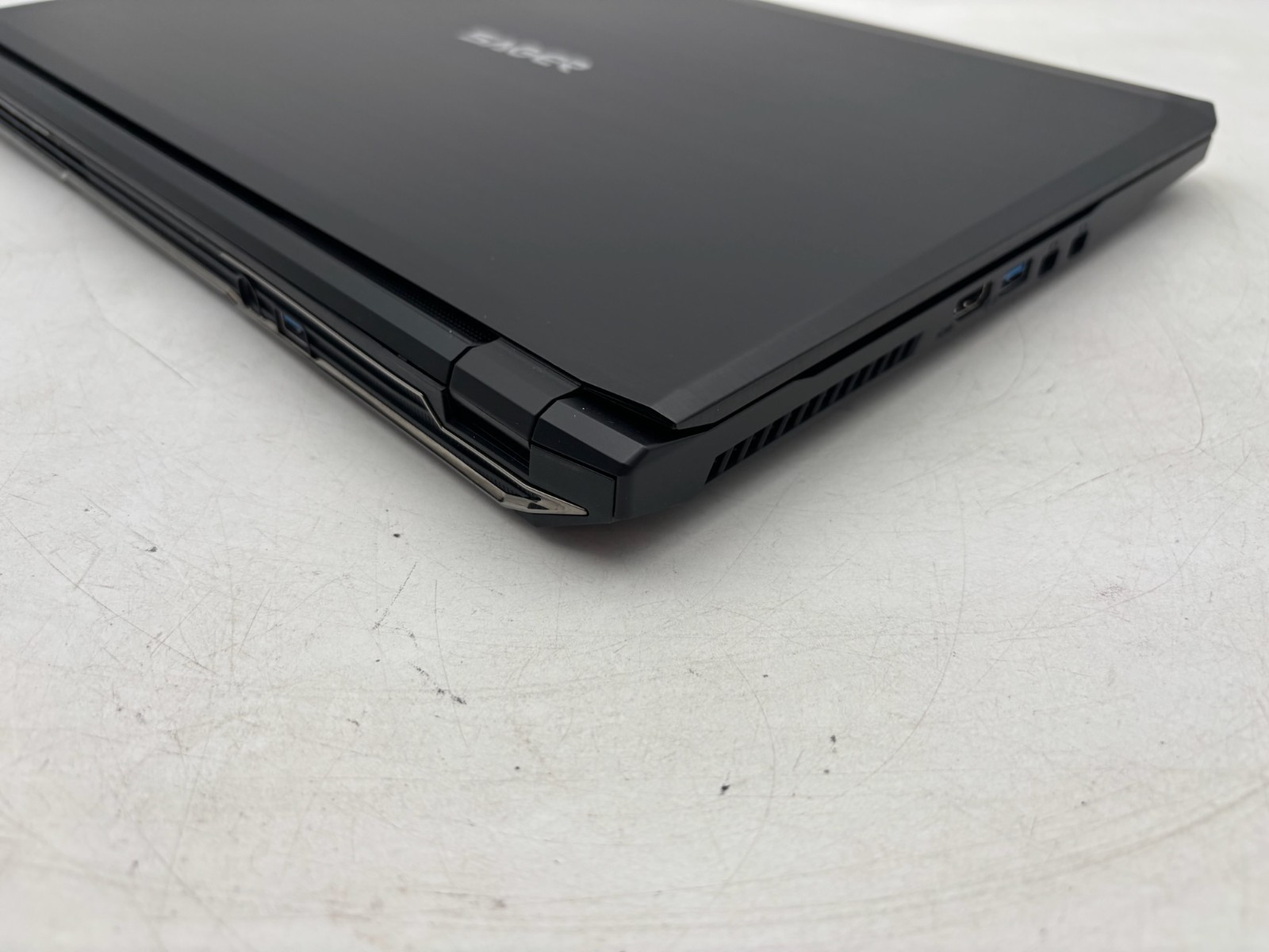 Sager Gaming P650HP 15.6″ 512 GB SSD + 1 TB HDD 16 GB RAM i7-7700HQ GTX 1060