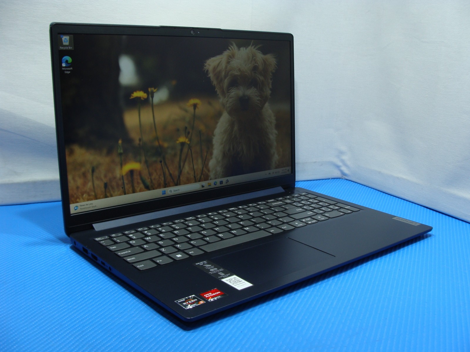 Lenovo IdeaPad 1 15AMN7 15.6″ FHD TOUCH Ryzen 5 7520U 2.8Ghz 8GB 256GB +Charger