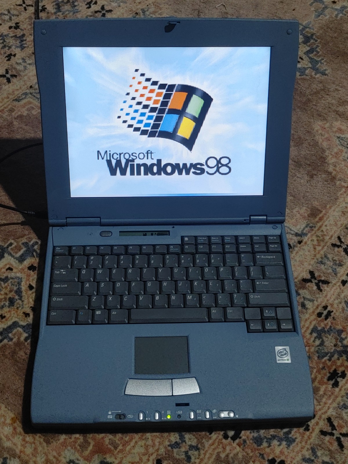 Vintage 1990s Sceptre SoundX 5300 Laptop Powers On No Os