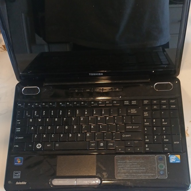 Toshiba Satellite L505-S5990 15.6″ Core 2 Duo 2.10GHz 4GB 500GB XP Black