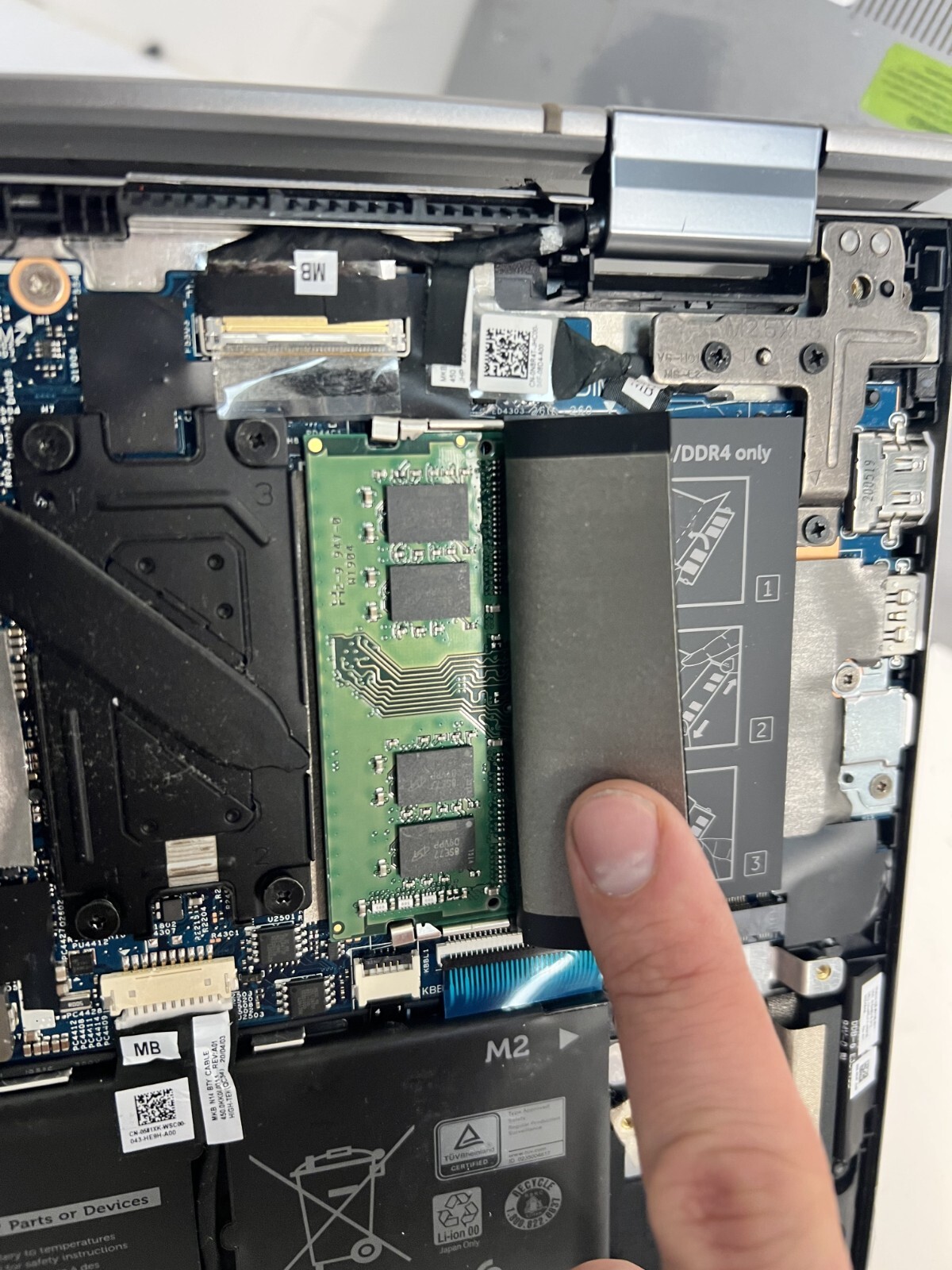 Dell Inspiron 5400 2-in-1 Broken Screen No SSD AS-IS i7-1065G7 1.60 GHz 8 GB Ram