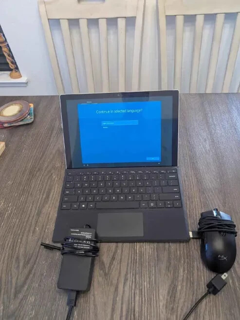 MS Surface Pro 7 12.3″ 128GB/Intel i5/8gb Ram – Comes with charger and a mouse