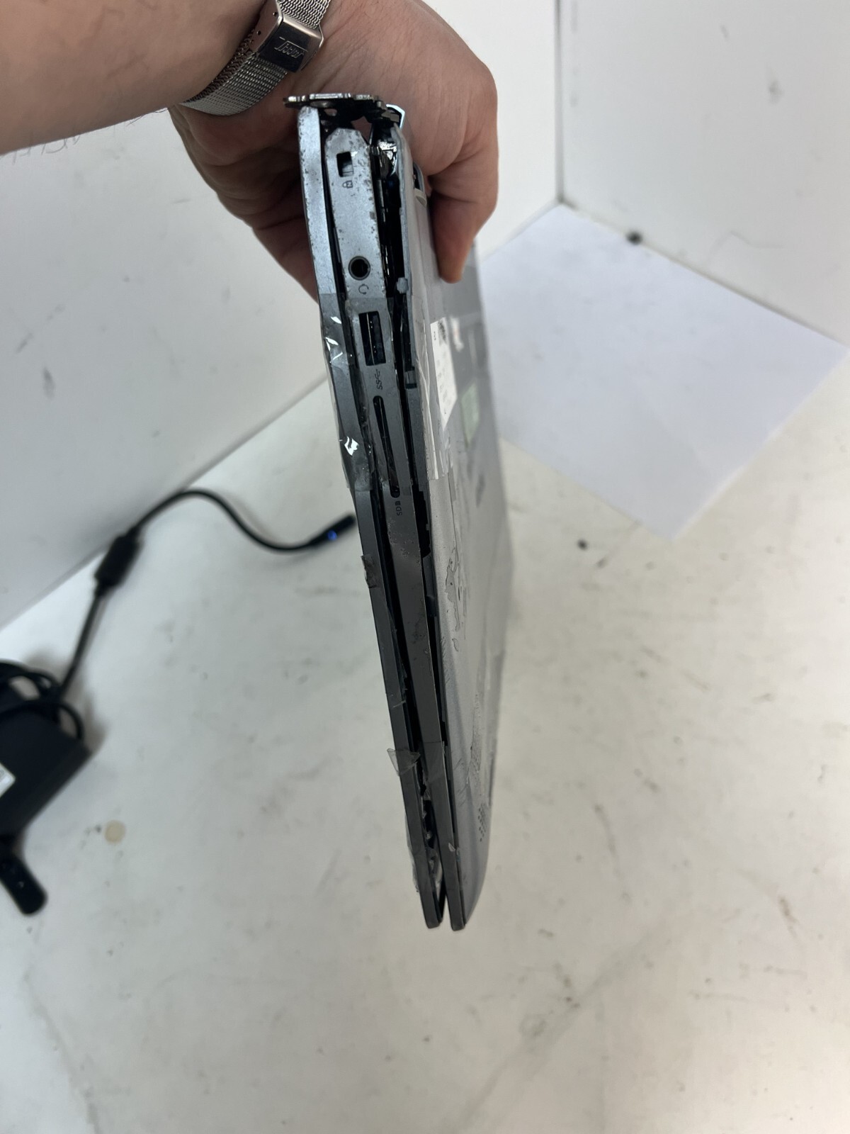 Dell Inspiron 5400 2-in-1 Broken Screen No SSD AS-IS i7-1065G7 1.60 GHz 8 GB Ram