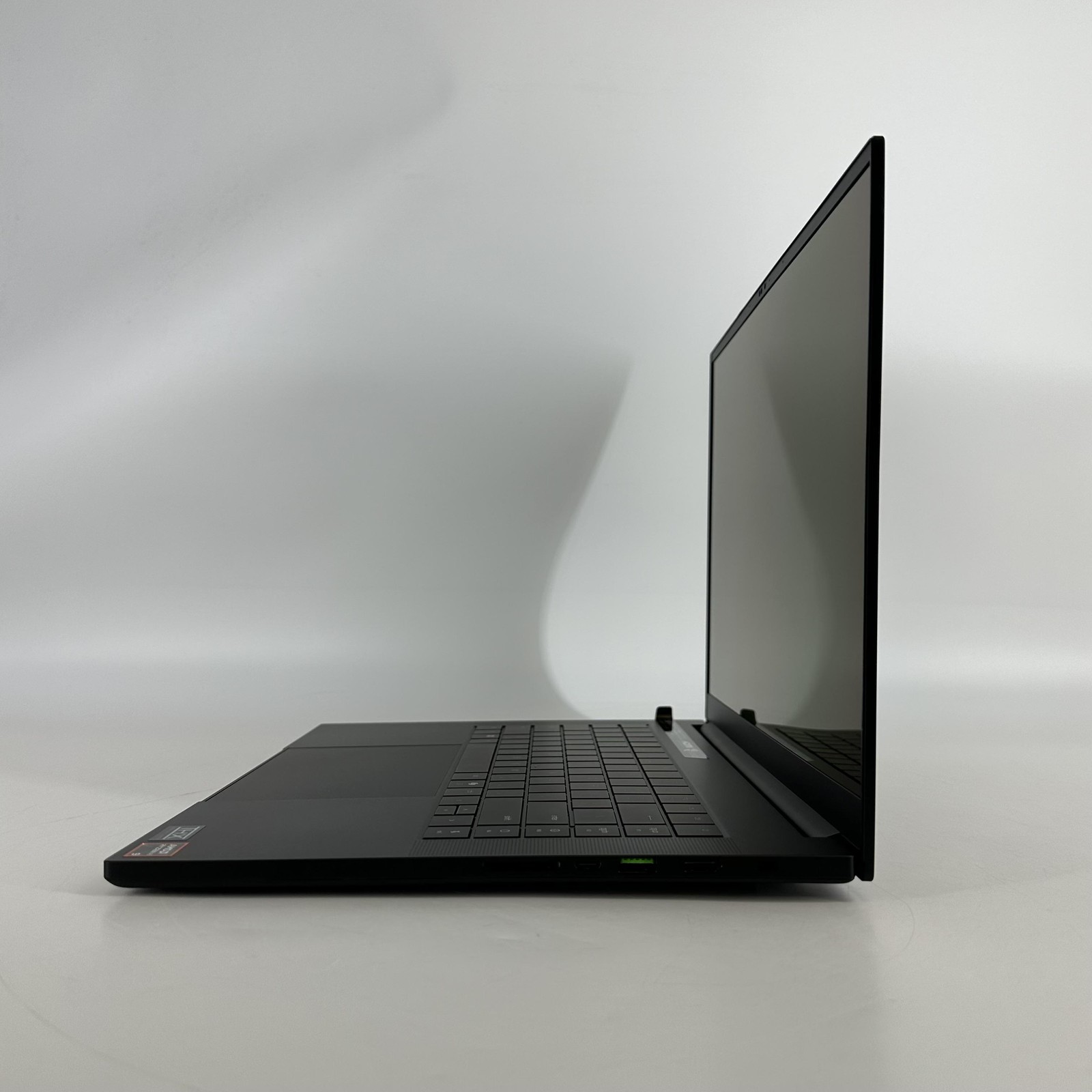 Razer Blade 16 240Hz QHD+ 2.0 GHz Ryzen AI 9 365 32GB 1TB SSD RTX 5070 Very Good