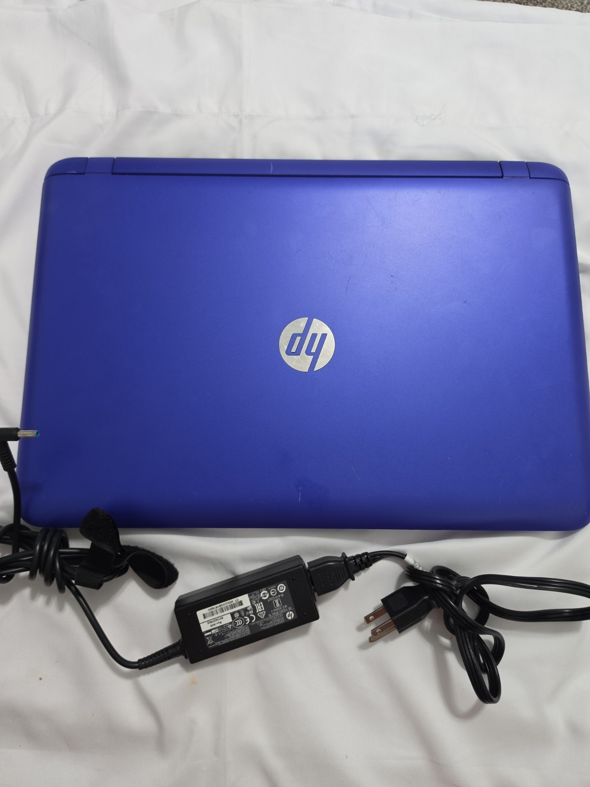 Hp Pavilion 17 Notebook Intel Core i3 6th Gen, 1tb HD, 8 Gb Ram.