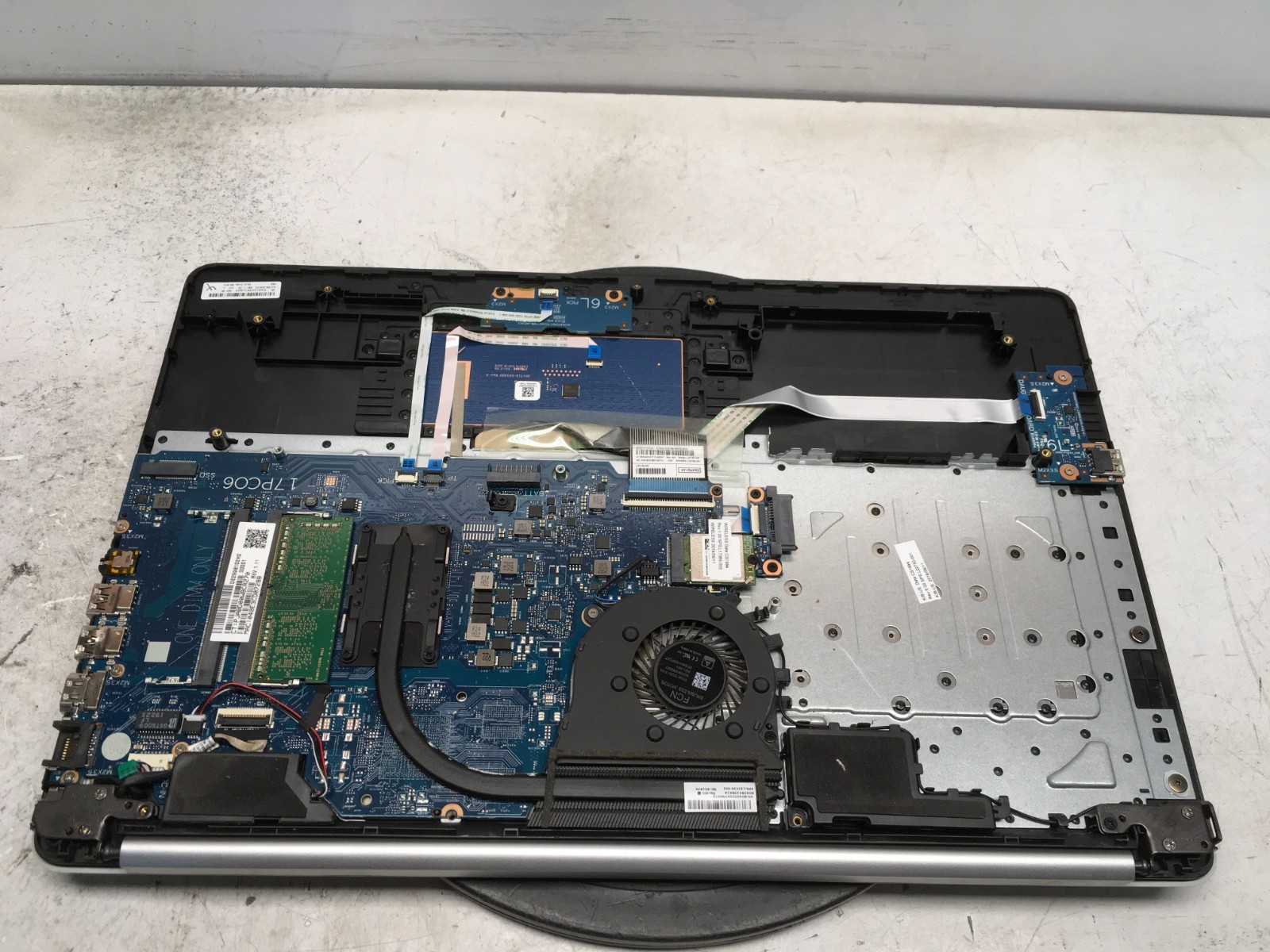 HP 17-CA1 AMD Ryzen 3 3200U 2600MHz 4 GB NO HDD
