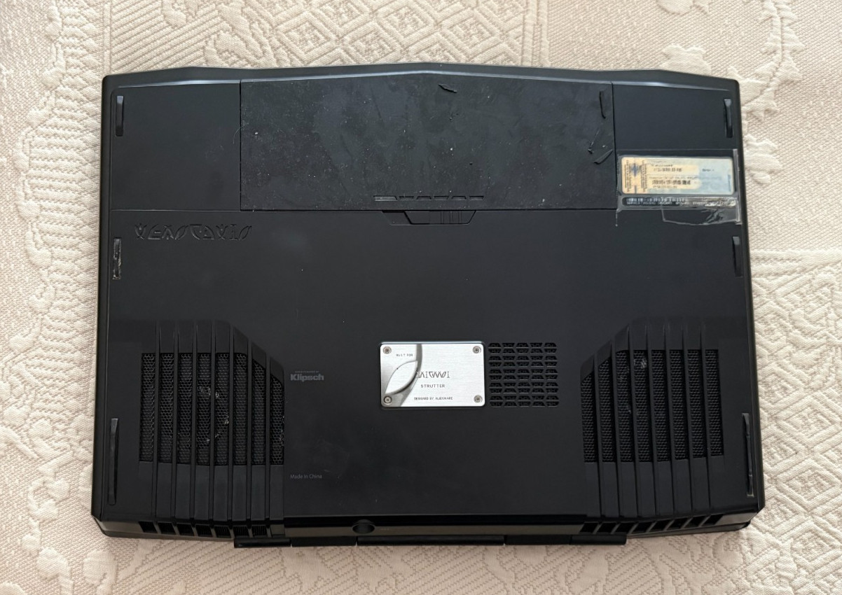 Alienware M17x R3 17″ GAMING l 8GB RAM, l 500 GB SSD, 1 500 GB HDD Core i7