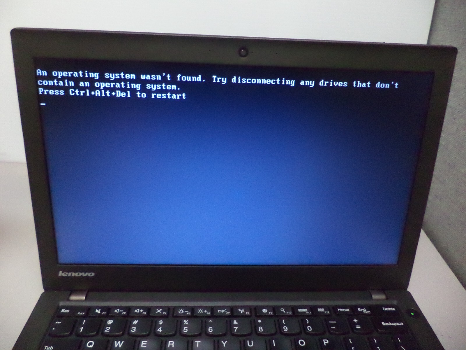 Lenovo ThinkPad X240 12.5″ i7-4600U 2.1GHz 8GB/320GB Webcam Laptop [No OS/AC]