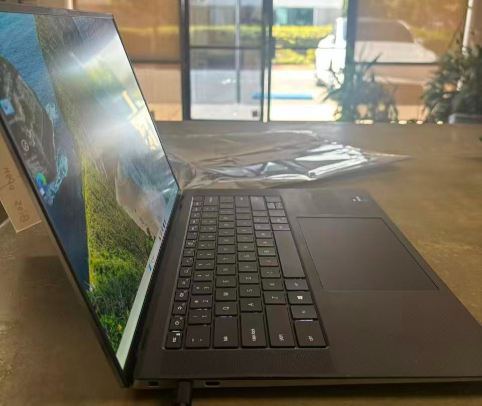 Dell Precision 5560 Xeon W-11955M 16GB 256GB SSD RTX A2000 Win 11 Pro