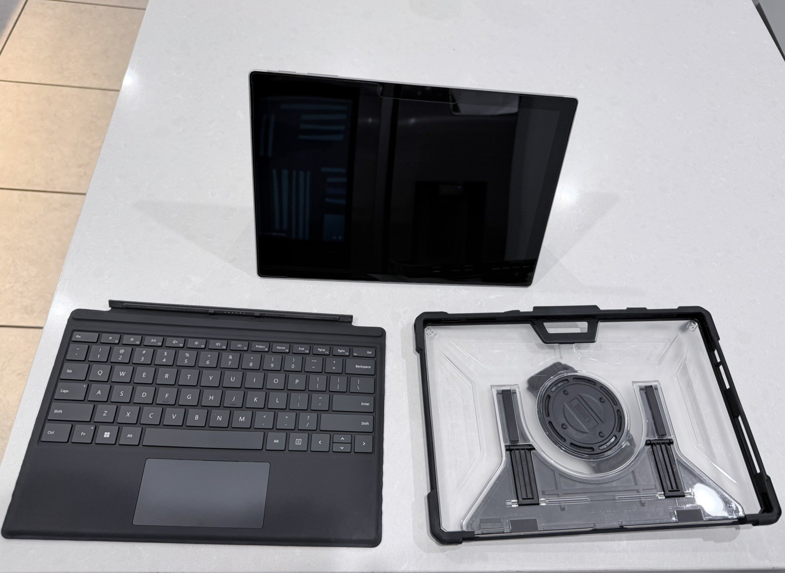 Microsoft Surface Pro 7 16GB 256GB i5-1035G7 Wi-Fi + Cover Keyboard + UAG Case