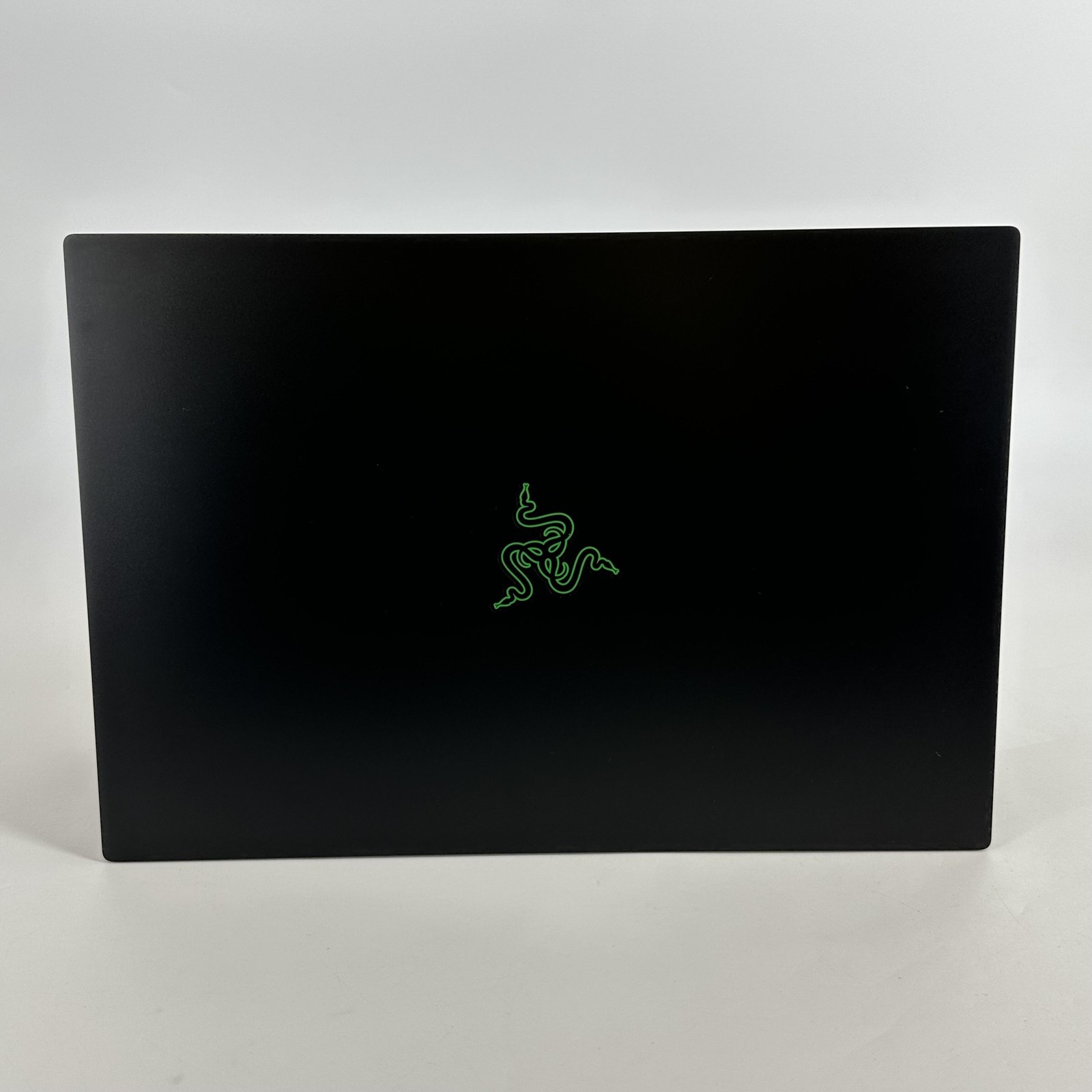 Razer Blade 16 240Hz QHD+ 2.2 GHz i9-13950HX 32GB 2TB/1TB RTX 4080 Excellent