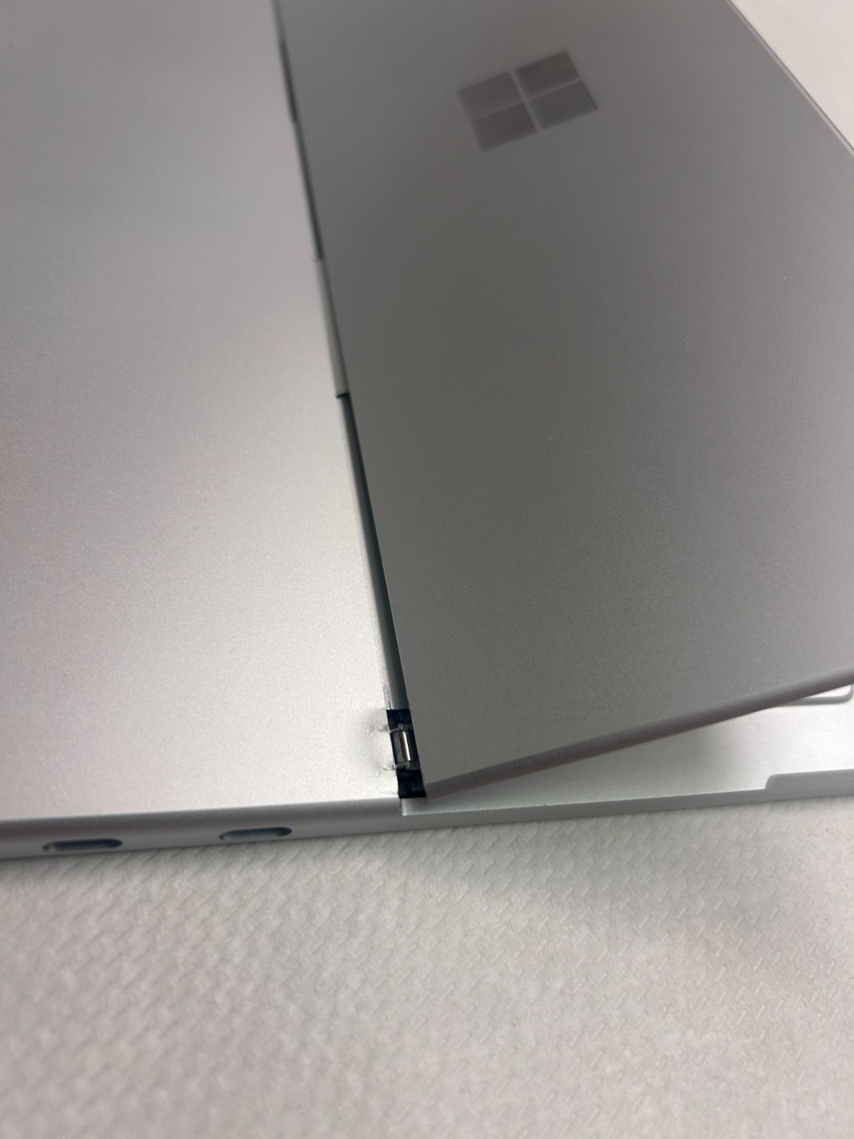 Microsoft Surface Pro 12″ 2025 – Snapdragon X Plus – Kickstand issue, No Acc