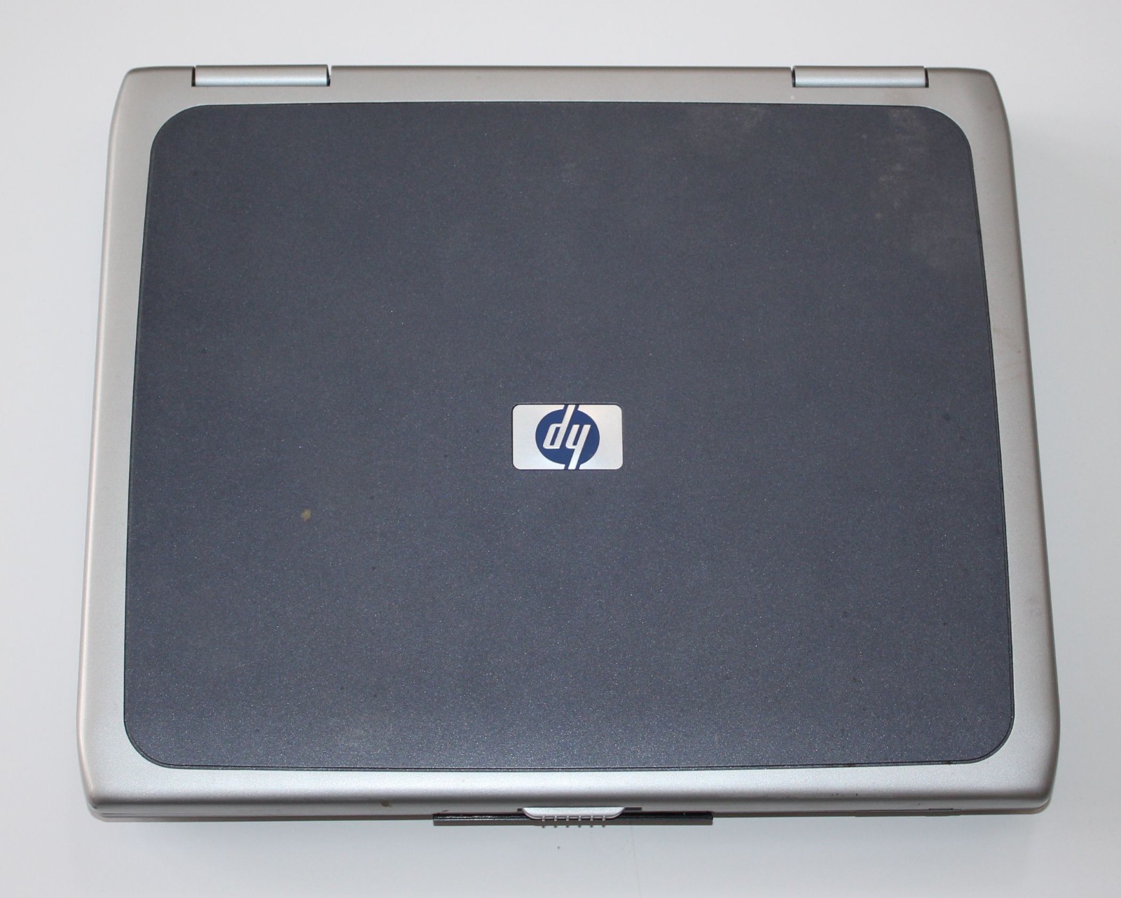 Old HP Pavilion ze4900 Laptop CELERON M for Windows XP – No HDD – As-Is