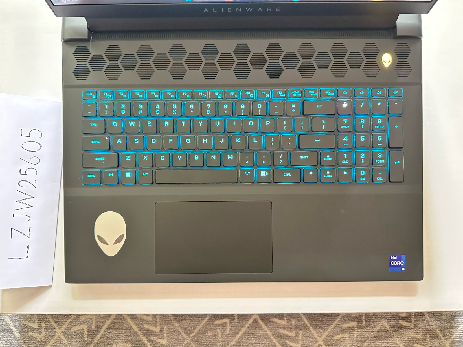 Alienware m18 R2 – i9-14900HX / RTX 4090 / 64GB / 2TB / QHD+ 165Hz – Great look