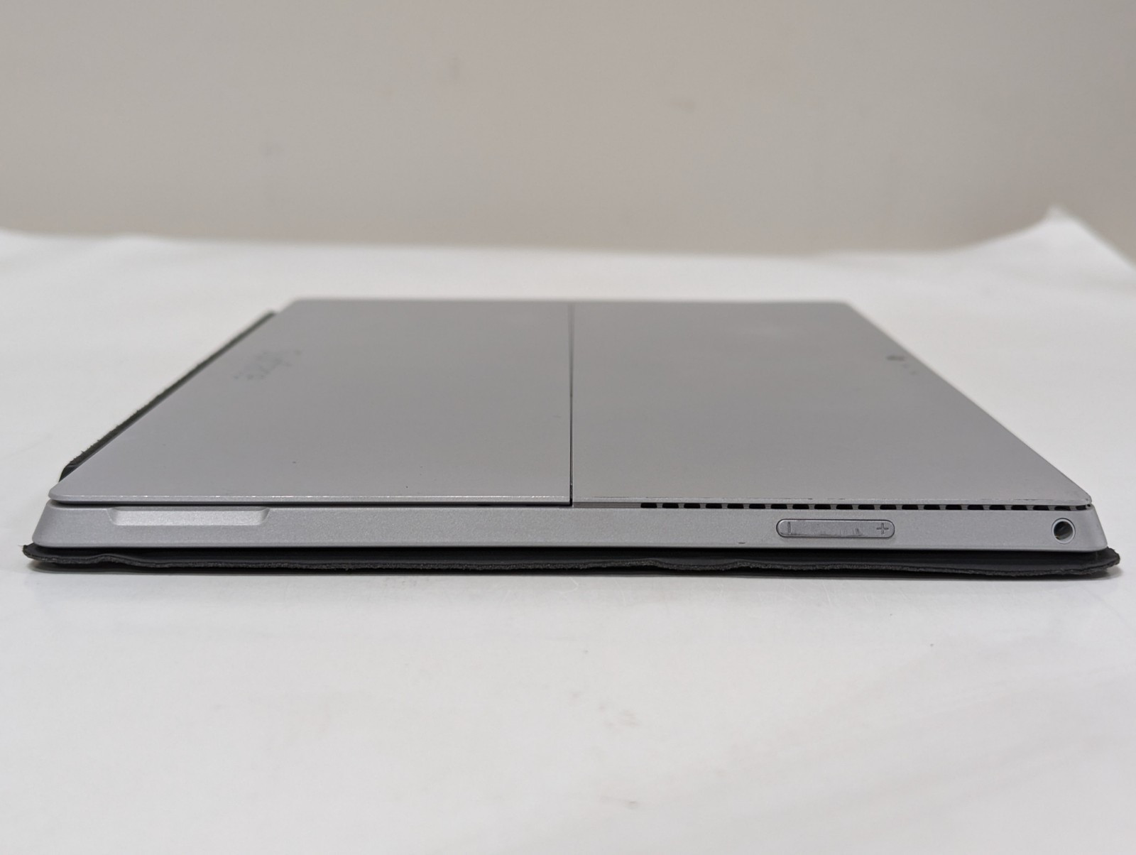 Microsoft Surface Pro (1st Gen) 10.6″ 9SR-00001 64GB Platinum Wi-Fi – Re – 3QHC