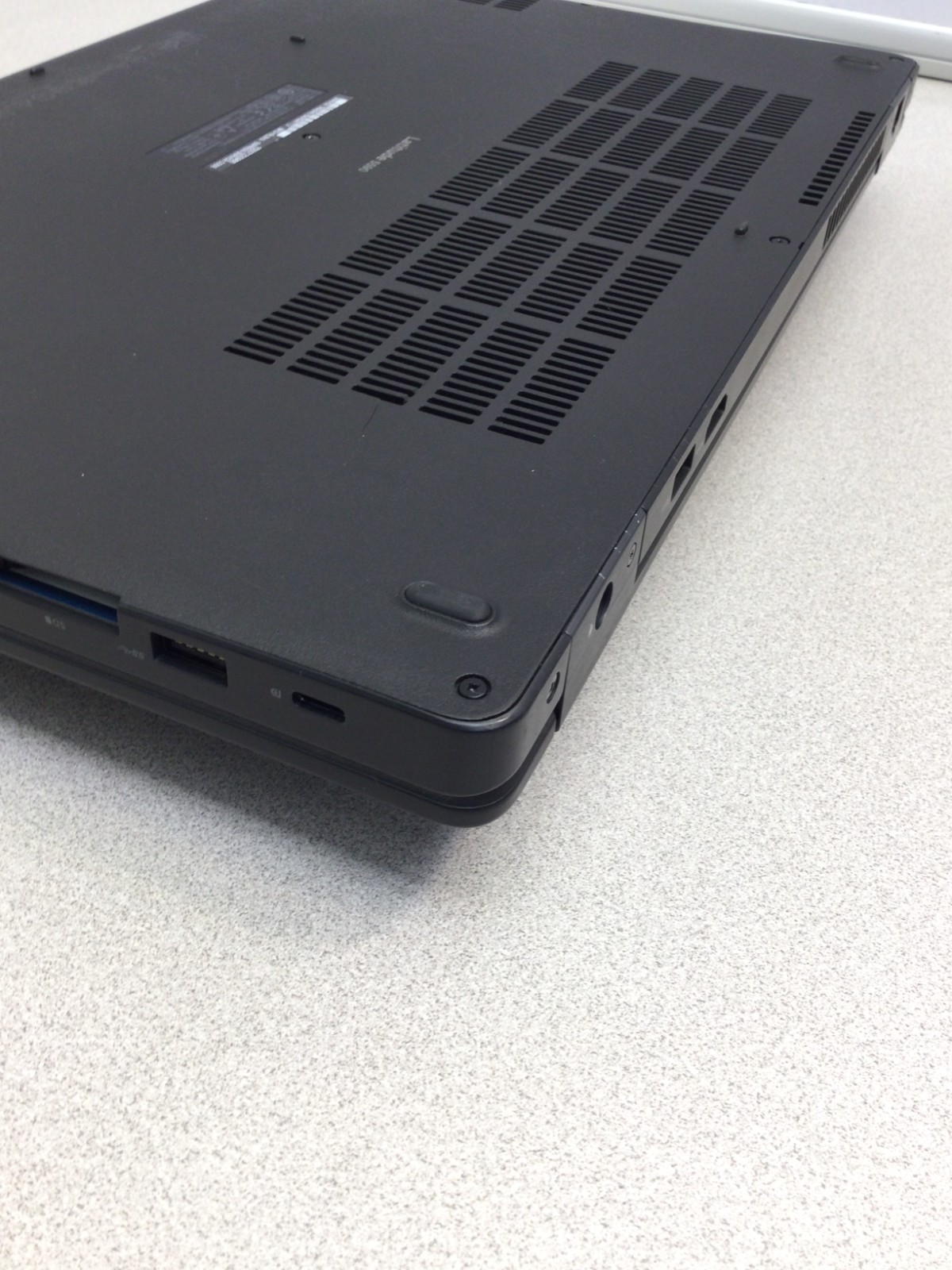 Dell Latitude 5590 15.6″ (256GB SSD, Intel Core i5-8250U, 1.6GHz, 8GB RAM