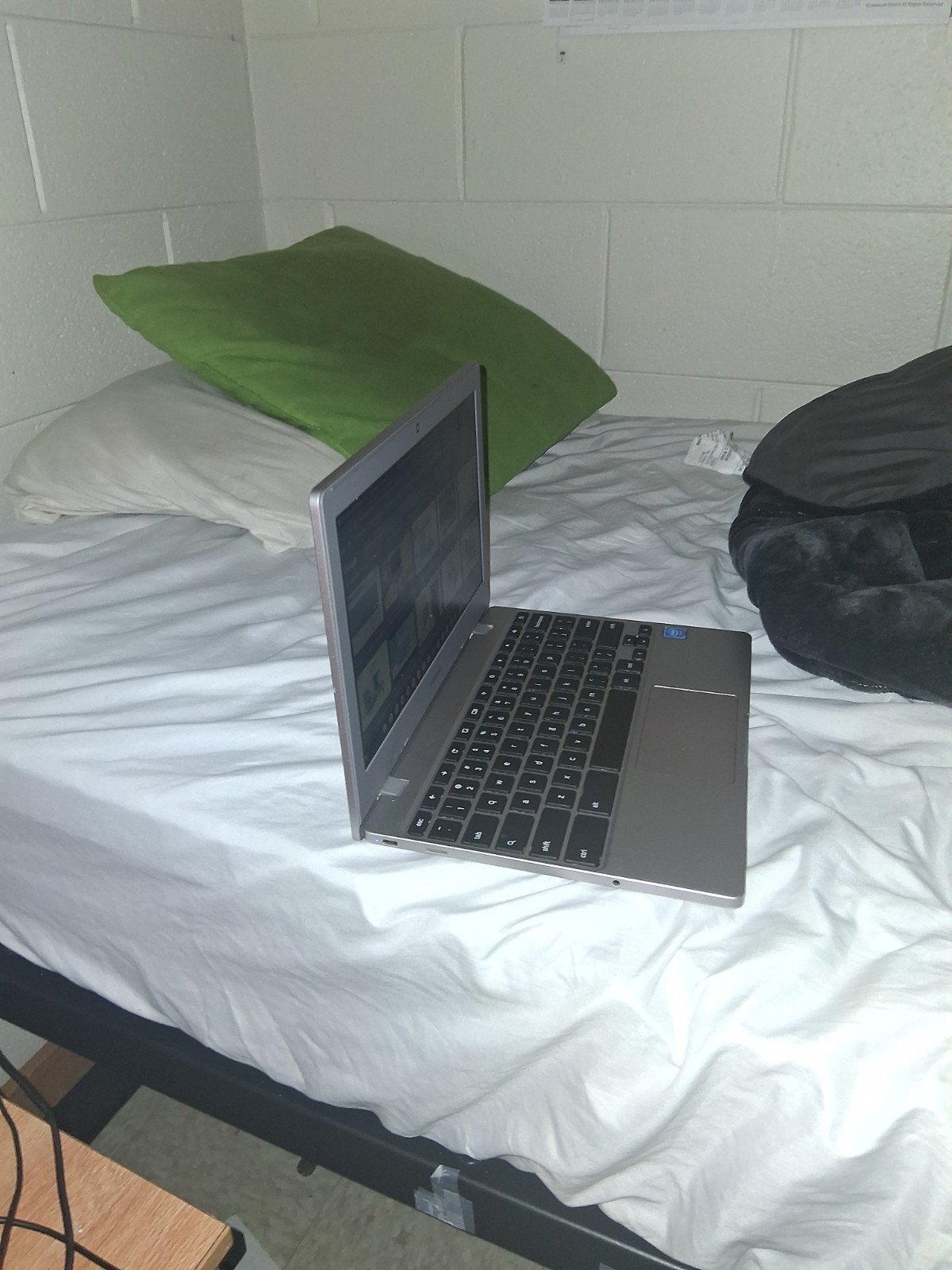 Samsung Chromebook 4 Intel Celeron N402011.6″ HD Silver Laptop (XE310XBA-KA1US)