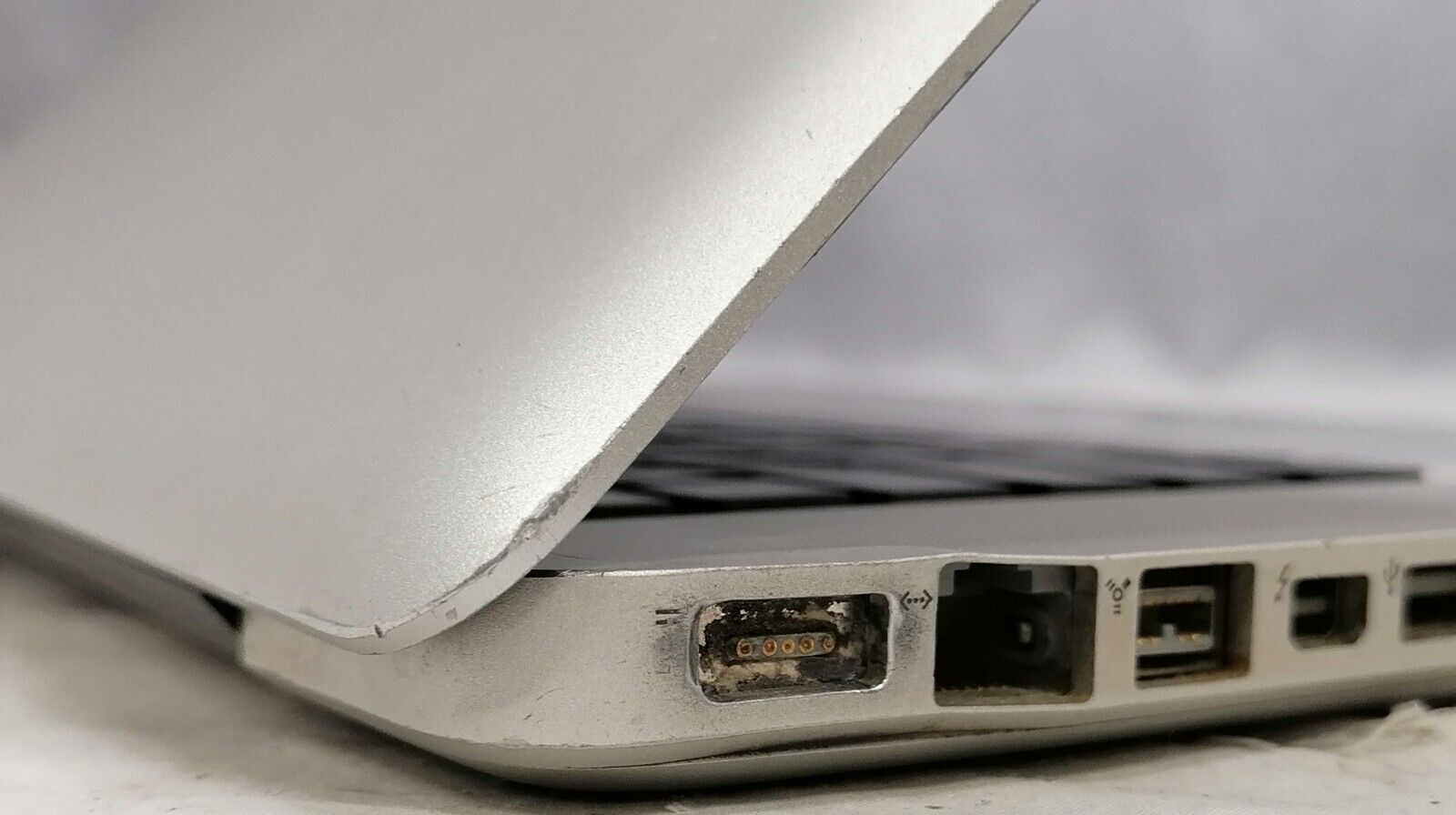 FOR PARTS 2011 15.4″ Apple MacBook Pro A1286 (i7-2675QM/4GB RAM/NO HDD)