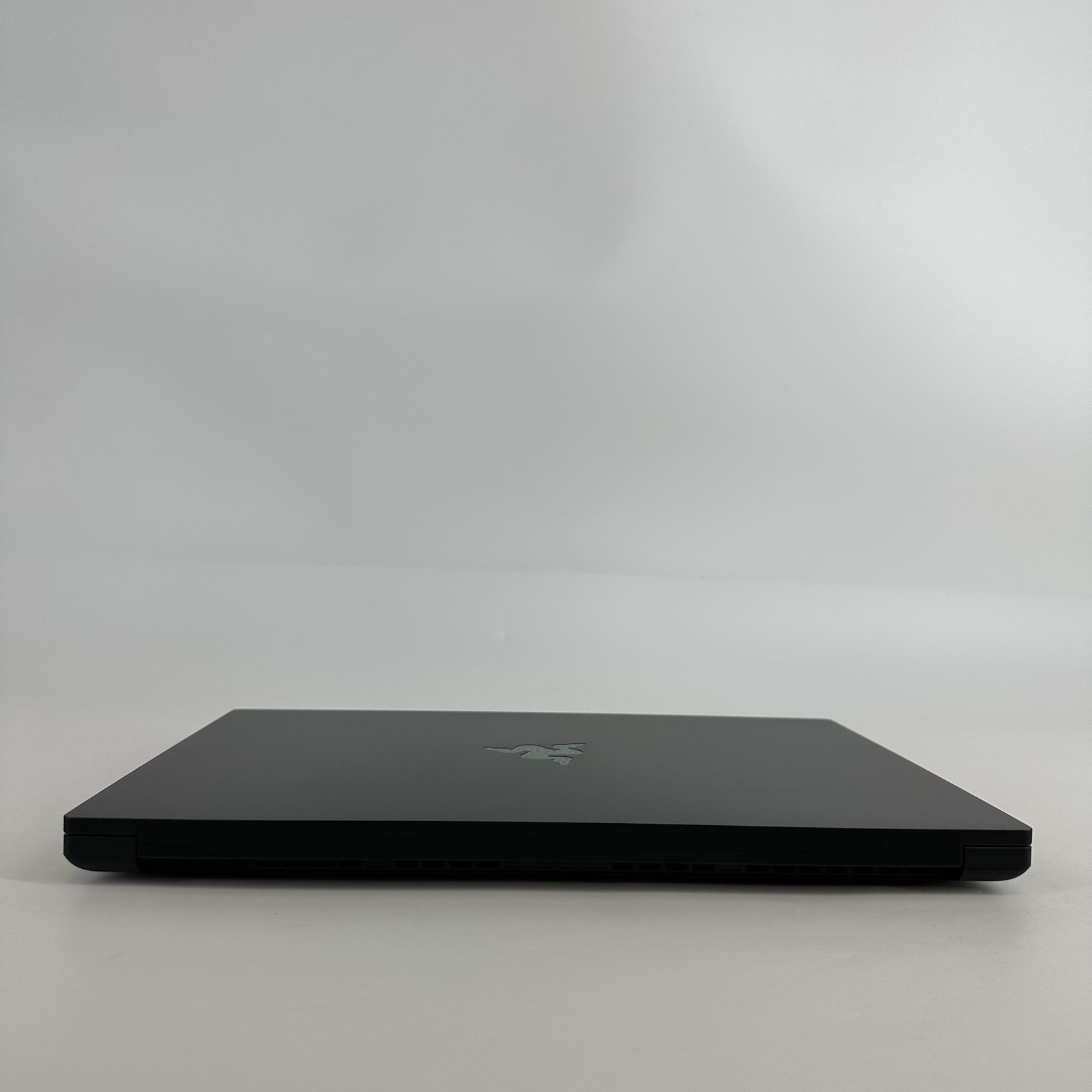 Razer Blade 16 240Hz QHD+ 2.2 GHz i9-13950HX 32GB 2TB/1TB RTX 4080 Excellent