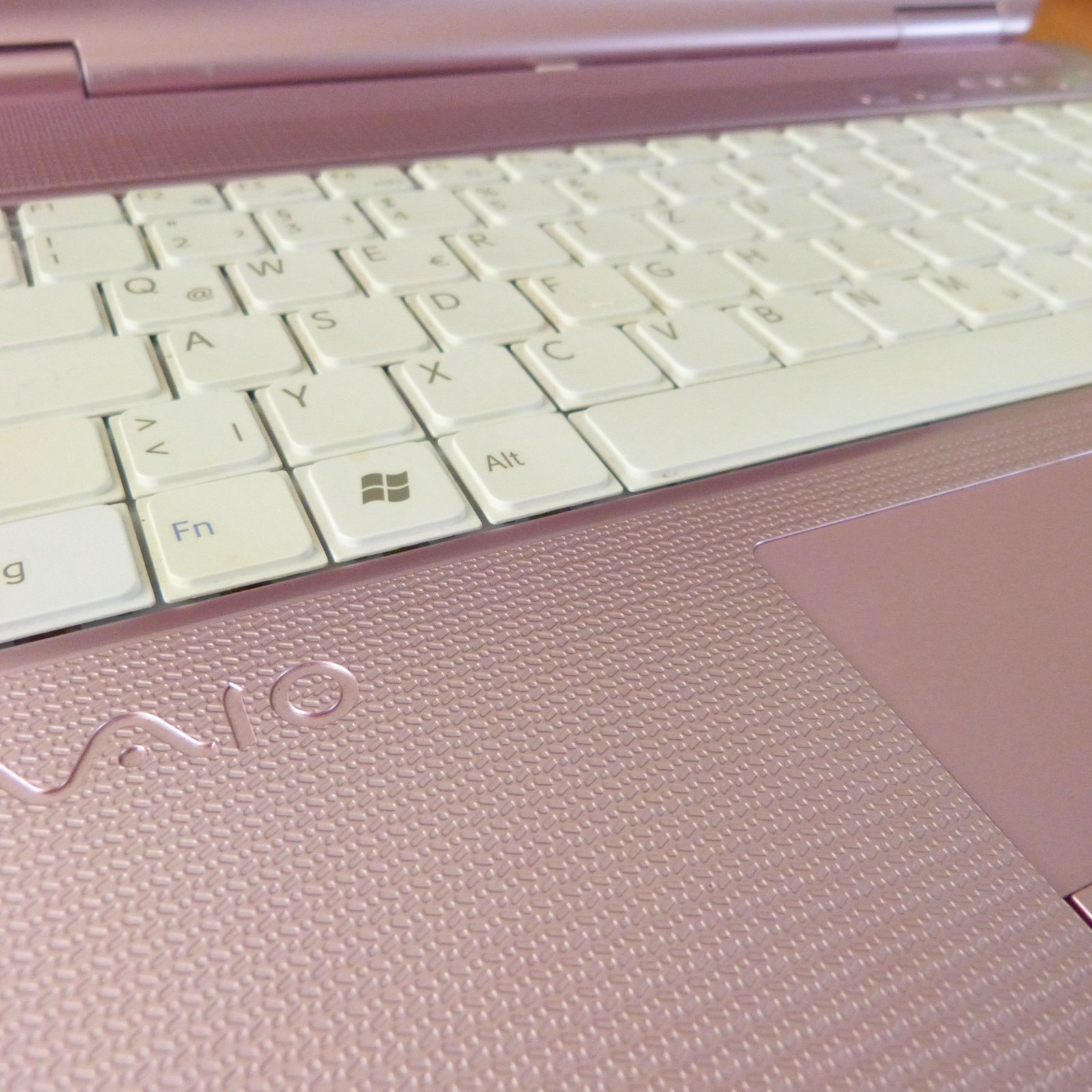 Sony Vaio NS38 ROSE PINK SPECIAL 14″ XBLACK l Windows 10 l 4GB RAM DVDRW