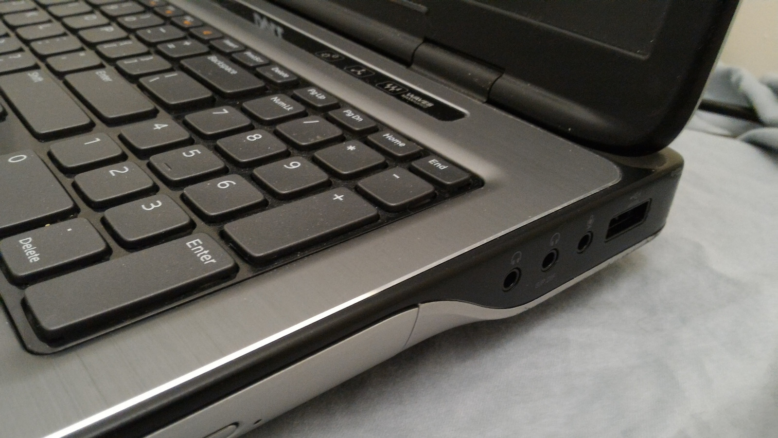DELL XPS L702X3D 17″ i7-2720QM @ 2.2ghz-GeForce GT555M -16 GIG RAM 750GB HD