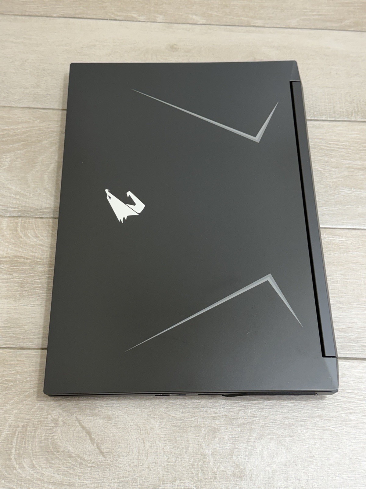 GIGABYTE AORUS 7 17″ Gaming Core i7-9750H GTX 1650 8GB RAM 256GB SSD 1TB HDD