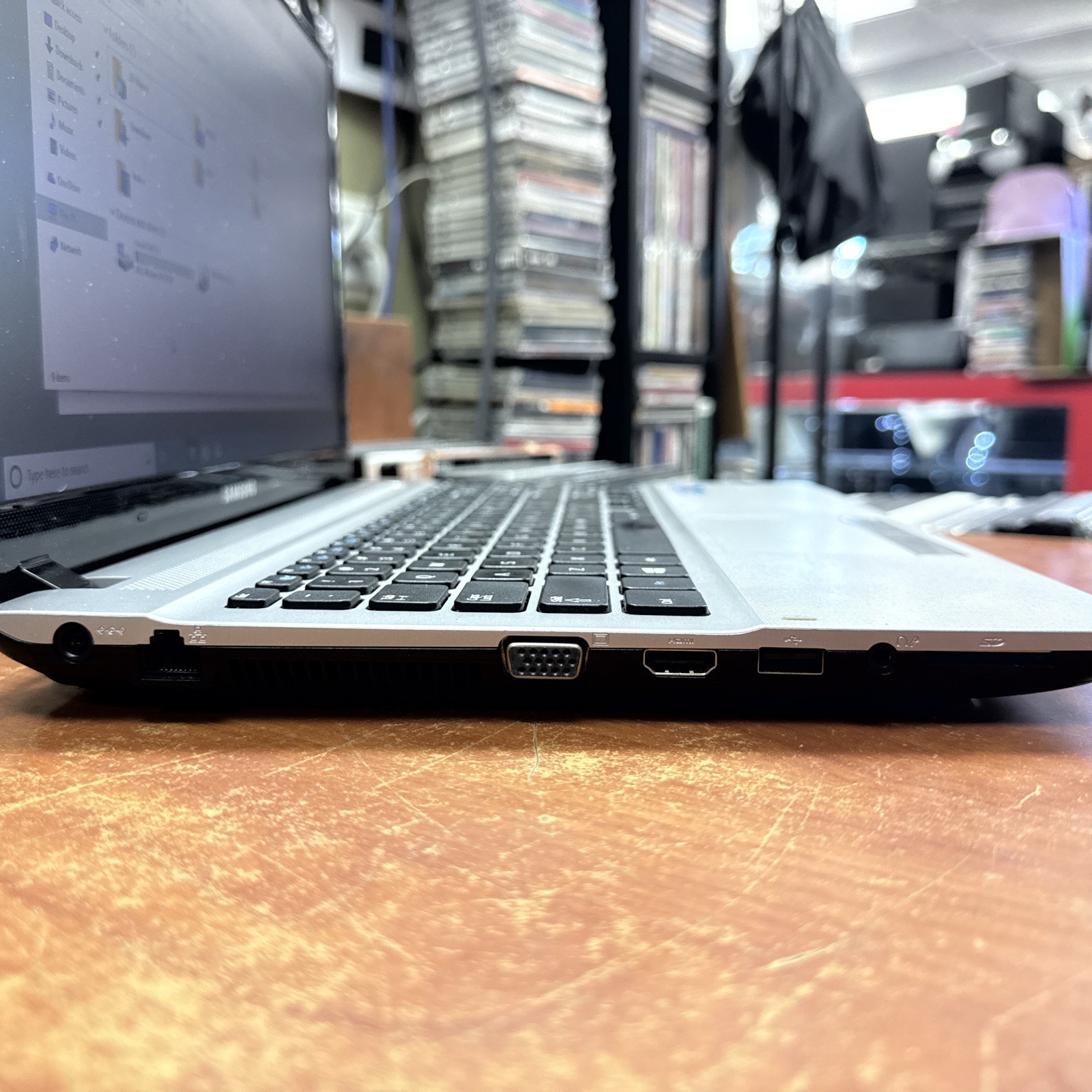 SAMSUNG NP300E5E I3-3120 2.50GHZ 4GB Of RAM – 750 GB Hard drive – Windows10