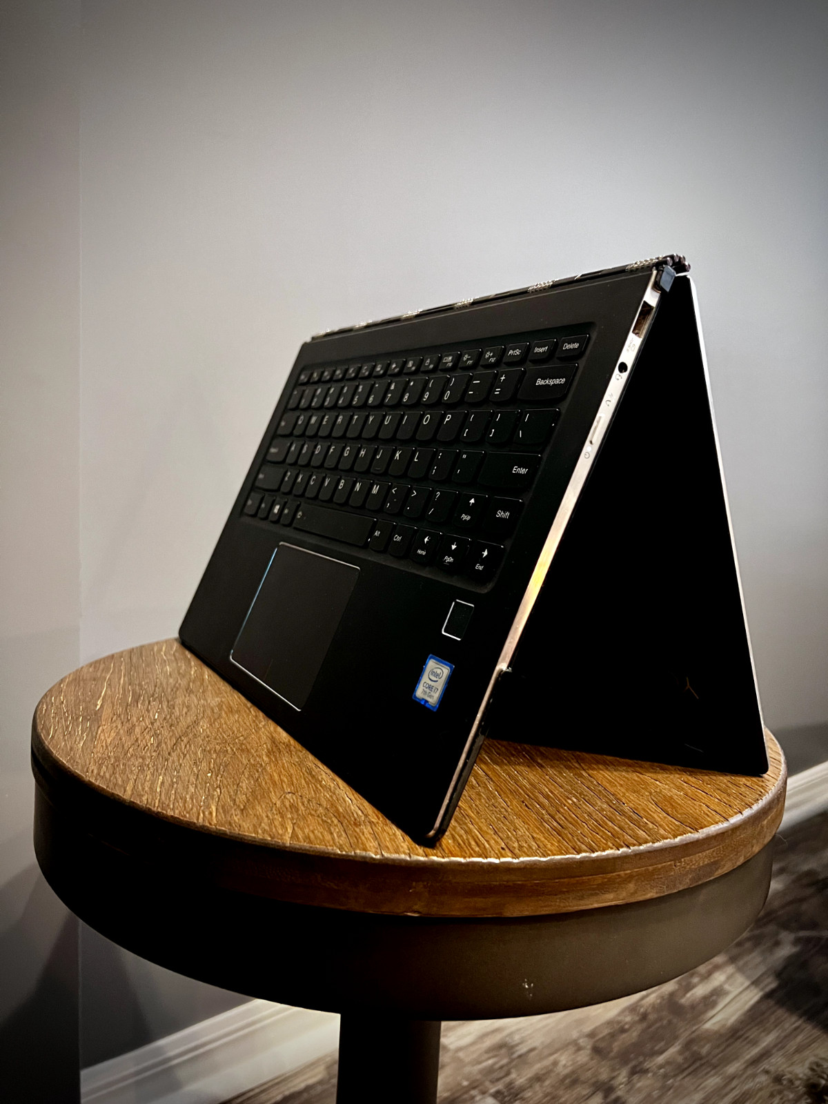 Lenovo Yoga 910 16GB RAM 1TB 13.9in. 2.7GHz Convertible 2-in-1 PC Signature Edit