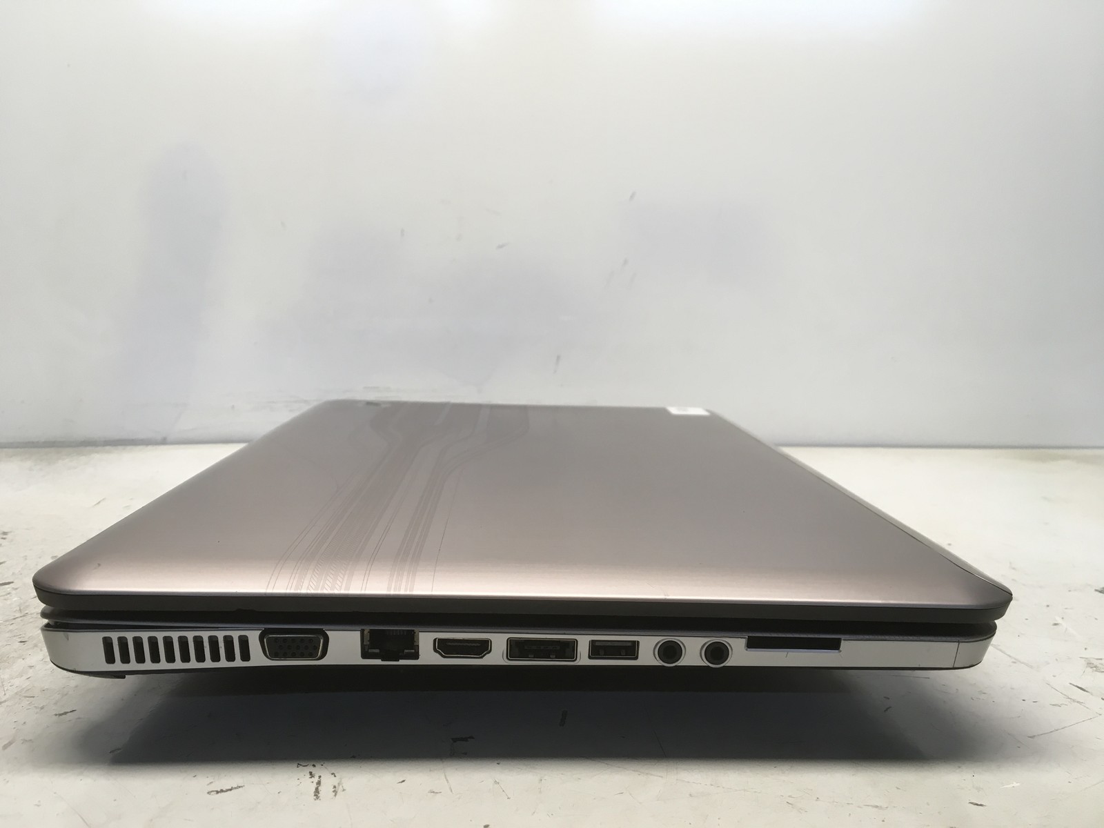 HP Pavilion DV7-4065DX AMD Phenom II N830 Triple-Core 2100MHz 4 GB NO HDD No Bat