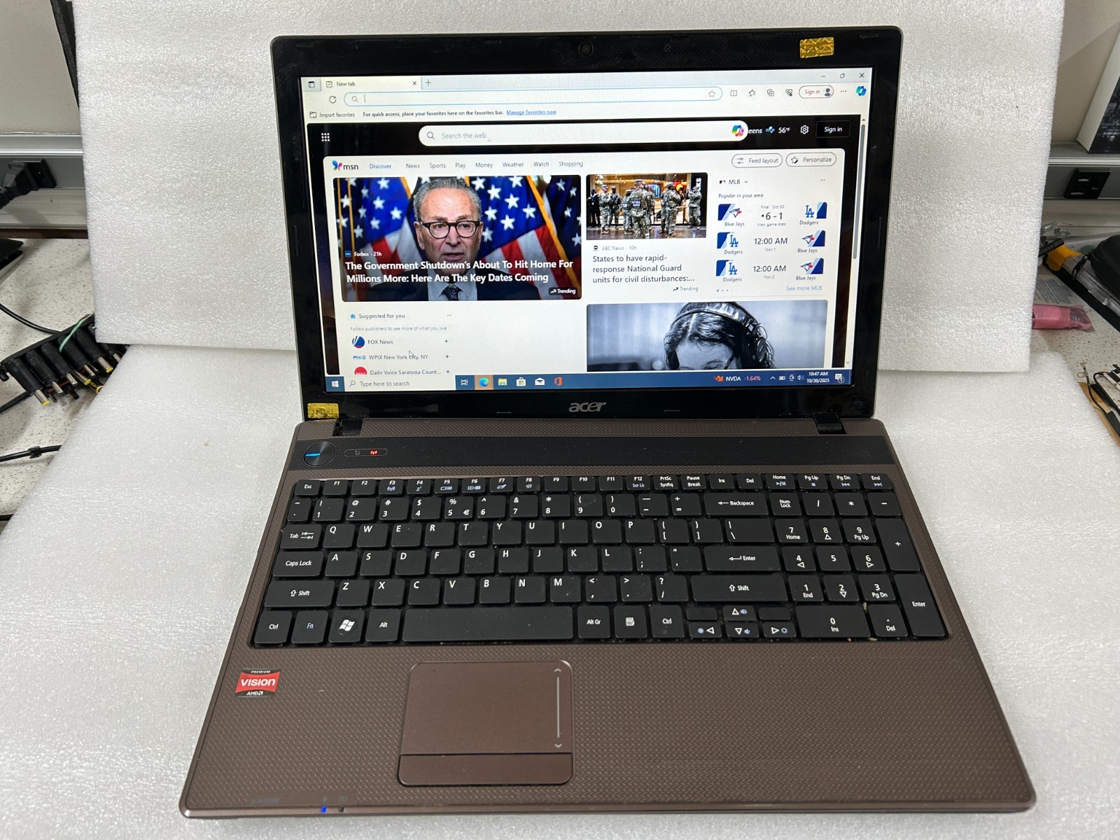 Genuine used Acer Aspire 5552-5498 Laptop Complete SCREEN ASSEMBLY Tested