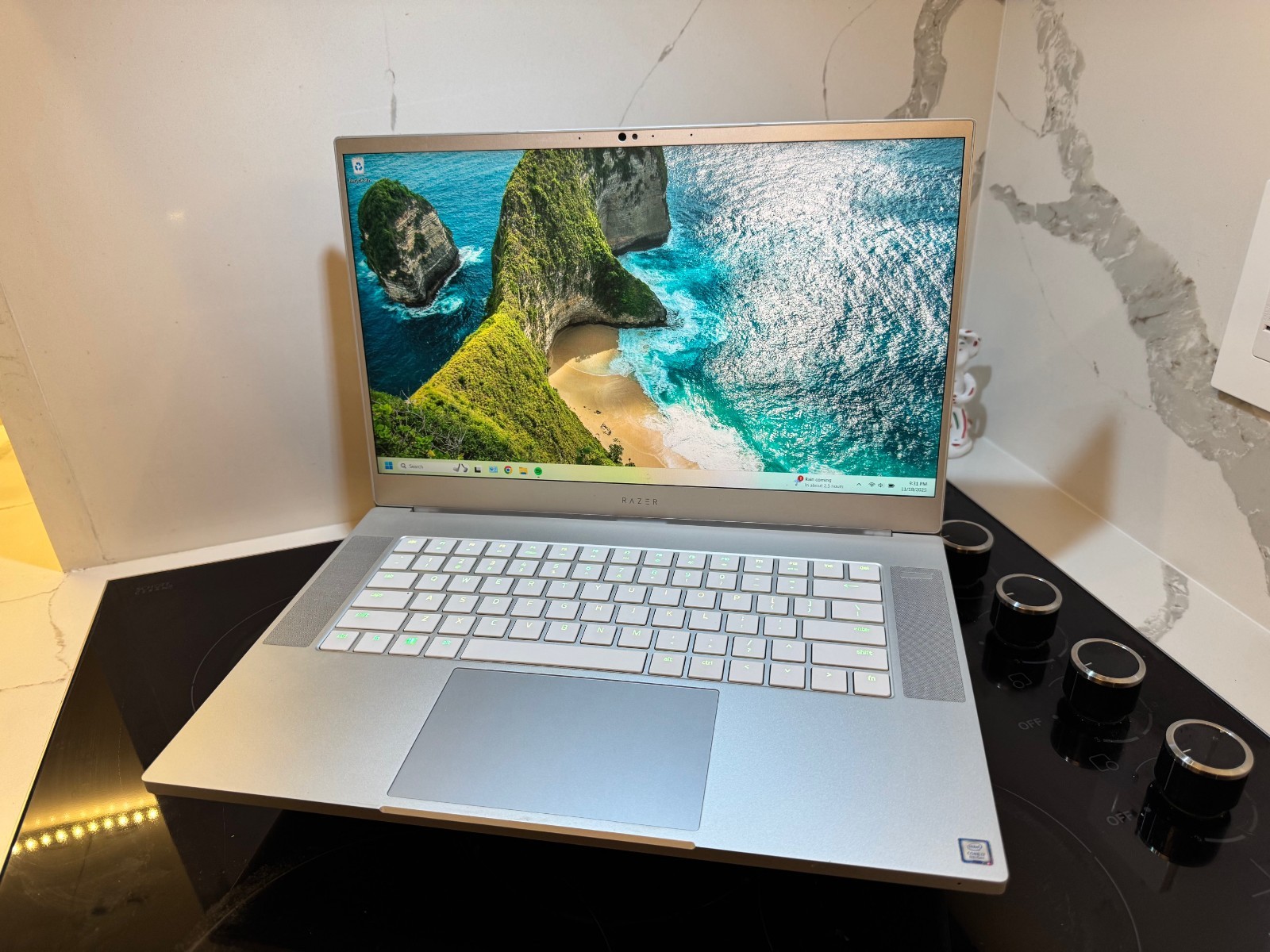 Razer Blade 15 – i7-9750H – RTX 2070 MaxQ – Mecury White – 240HZ