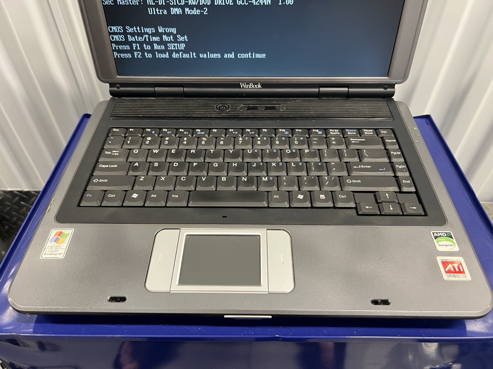 Winbook 331 Laptop 15.4″ Notebook (AMD Turion 64 X2) Laptop Vintage iBook / prop