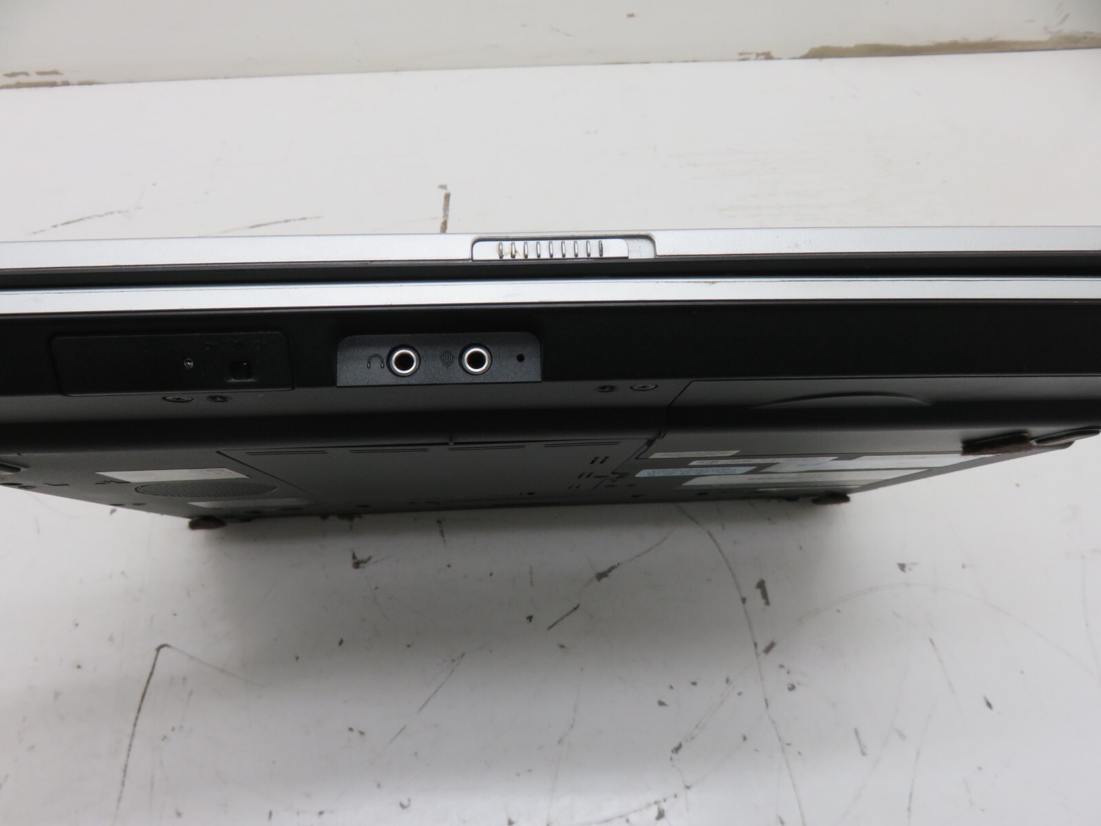 Toshiba Satellite A85-S107 Laptop Intel Celeron M 256MB Ram No HDD, Bad Battery
