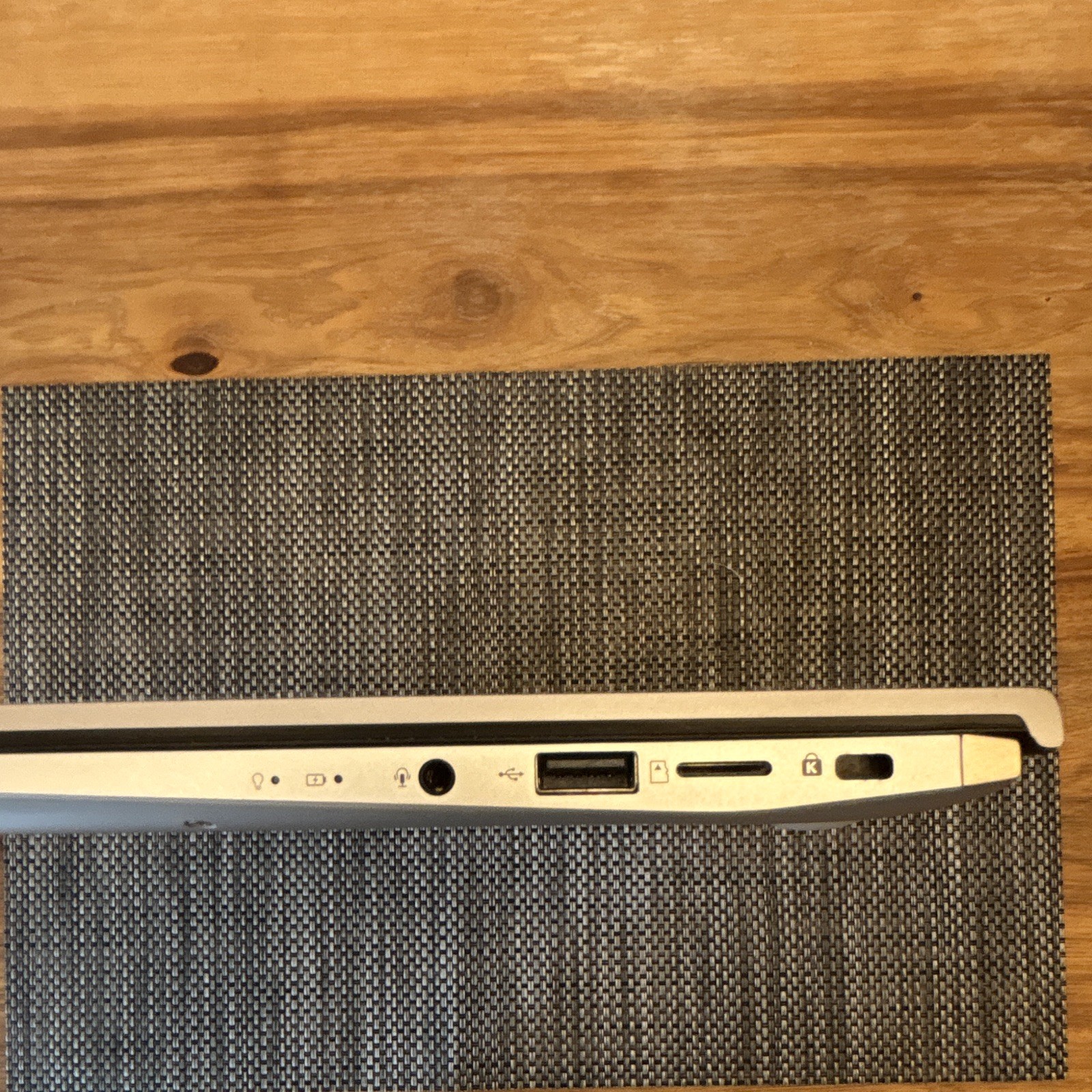 ASUS ZenBook 14 UX425JA 14” i7-10810U 32GB RAM 512GB SSD Windows 10 Laptop（04）