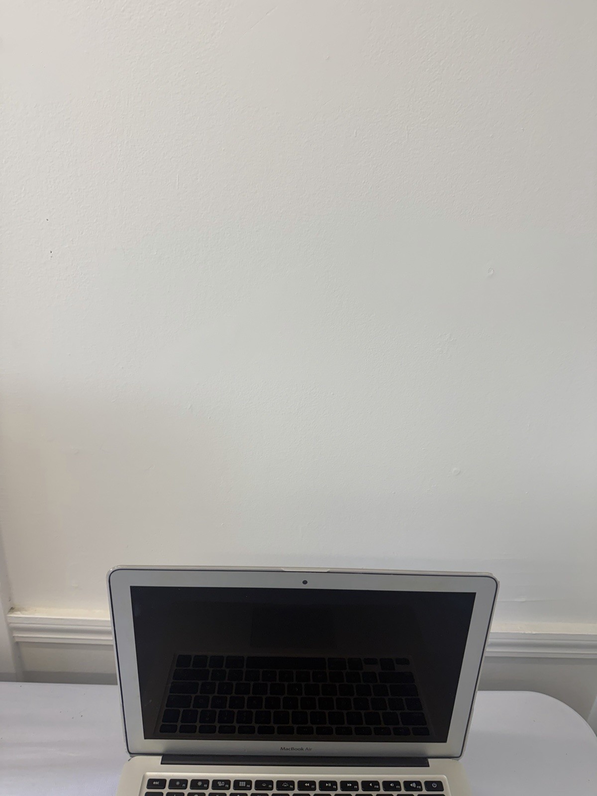 Apple Macbook Air 2012 Laptop – Intel i5-3427U – Screen Leaking Light – Read Des